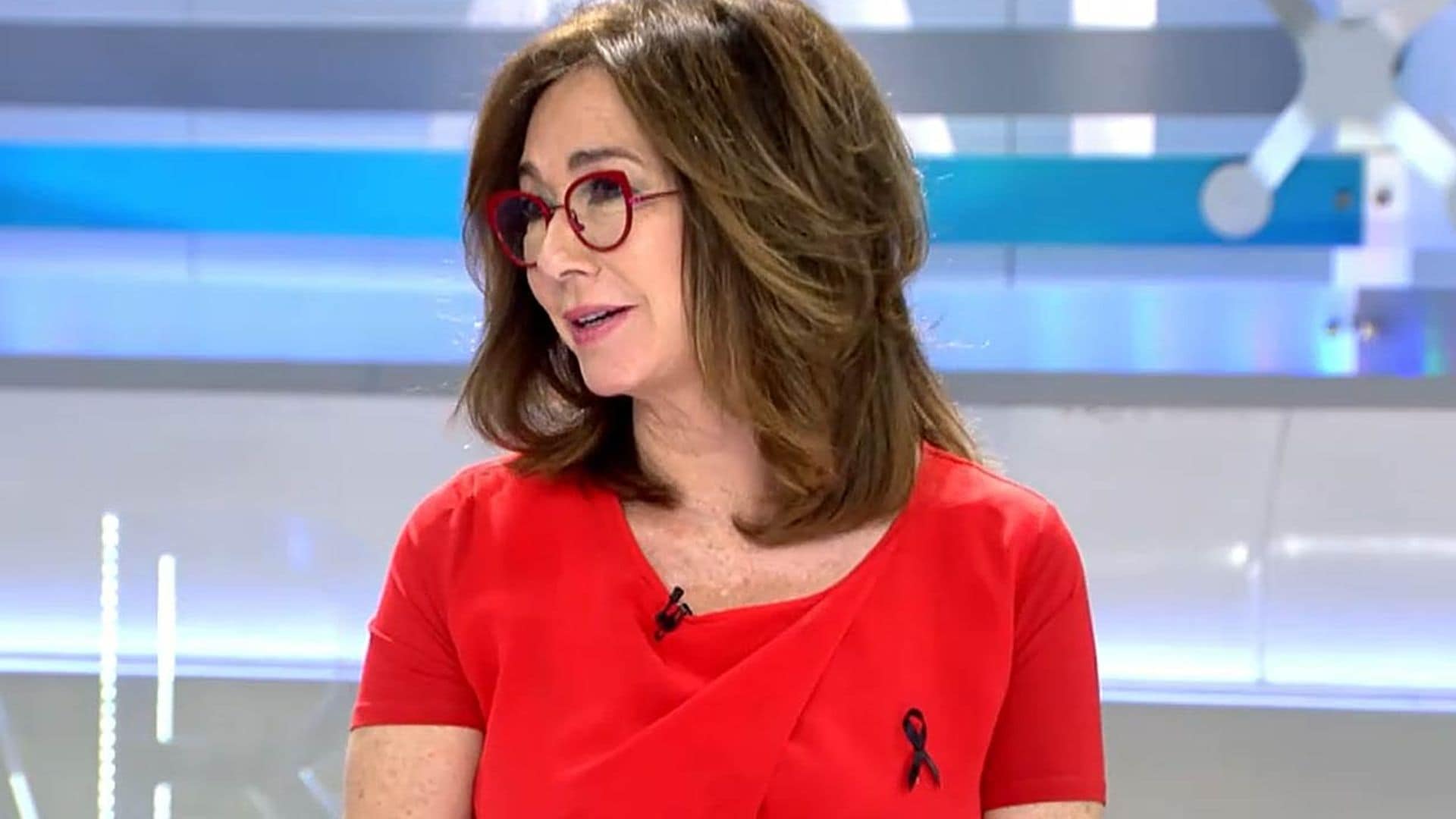 El comentado estilo multicolor de Ana Rosa con gafas siempre a juego