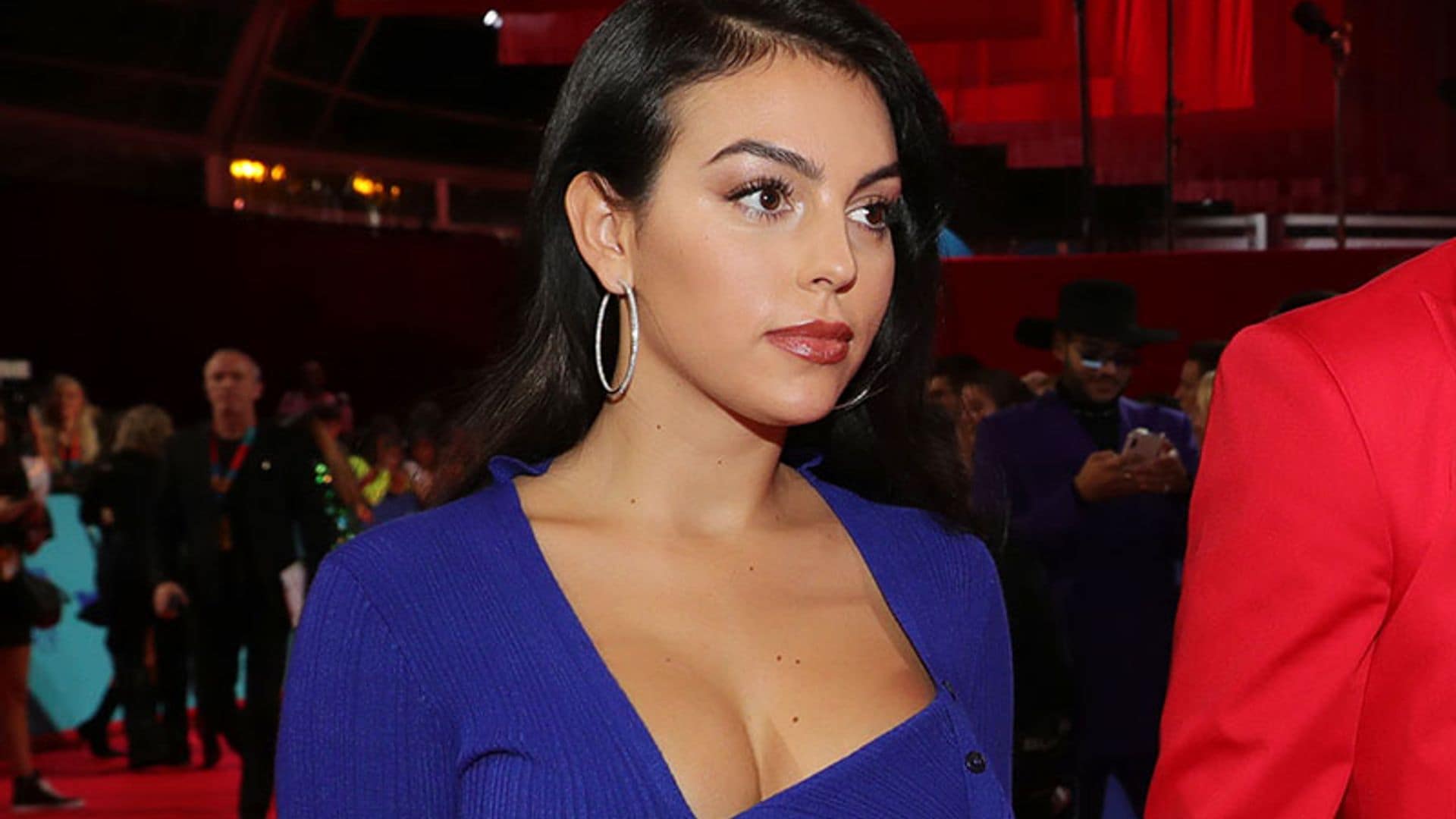 Georgina Rodríguez vende su vestido azul más icónico y la razón te encantará