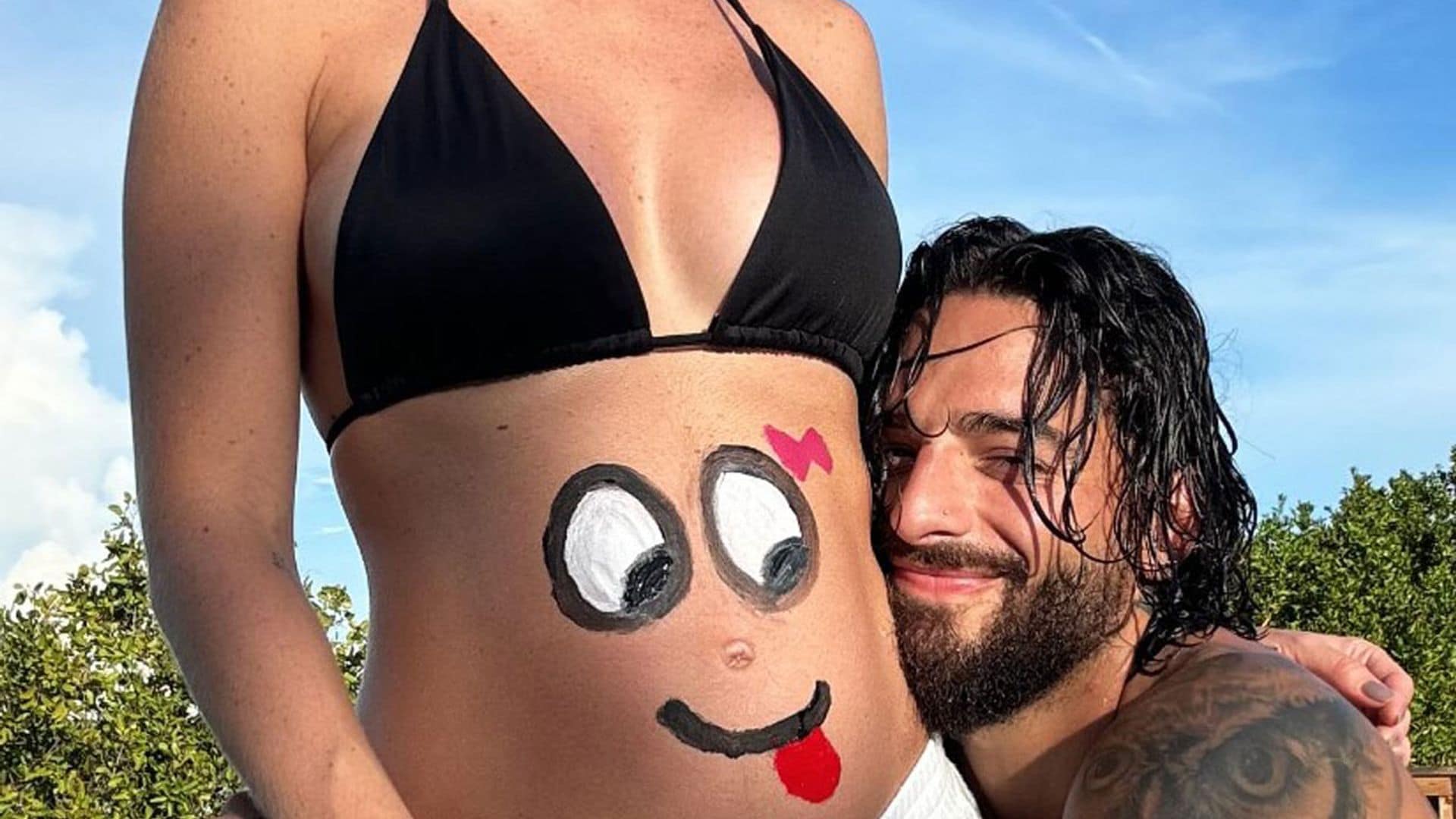 Maluma, emocionado con su próxima paternidad, luce camisetas con el nombre de su hija