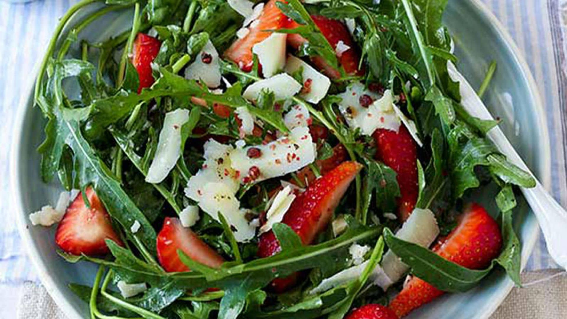 Ensalada de rúcula, fresas y parmesano