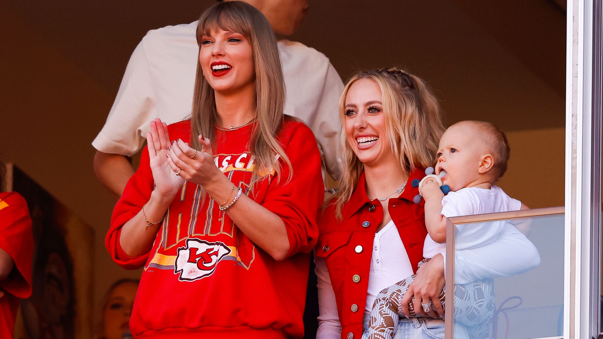 ¿Por qué Taylor Swift, Brittany Mahomes y más Chiefs WAG's vistieron de blanco en el Super Bowl 2025?