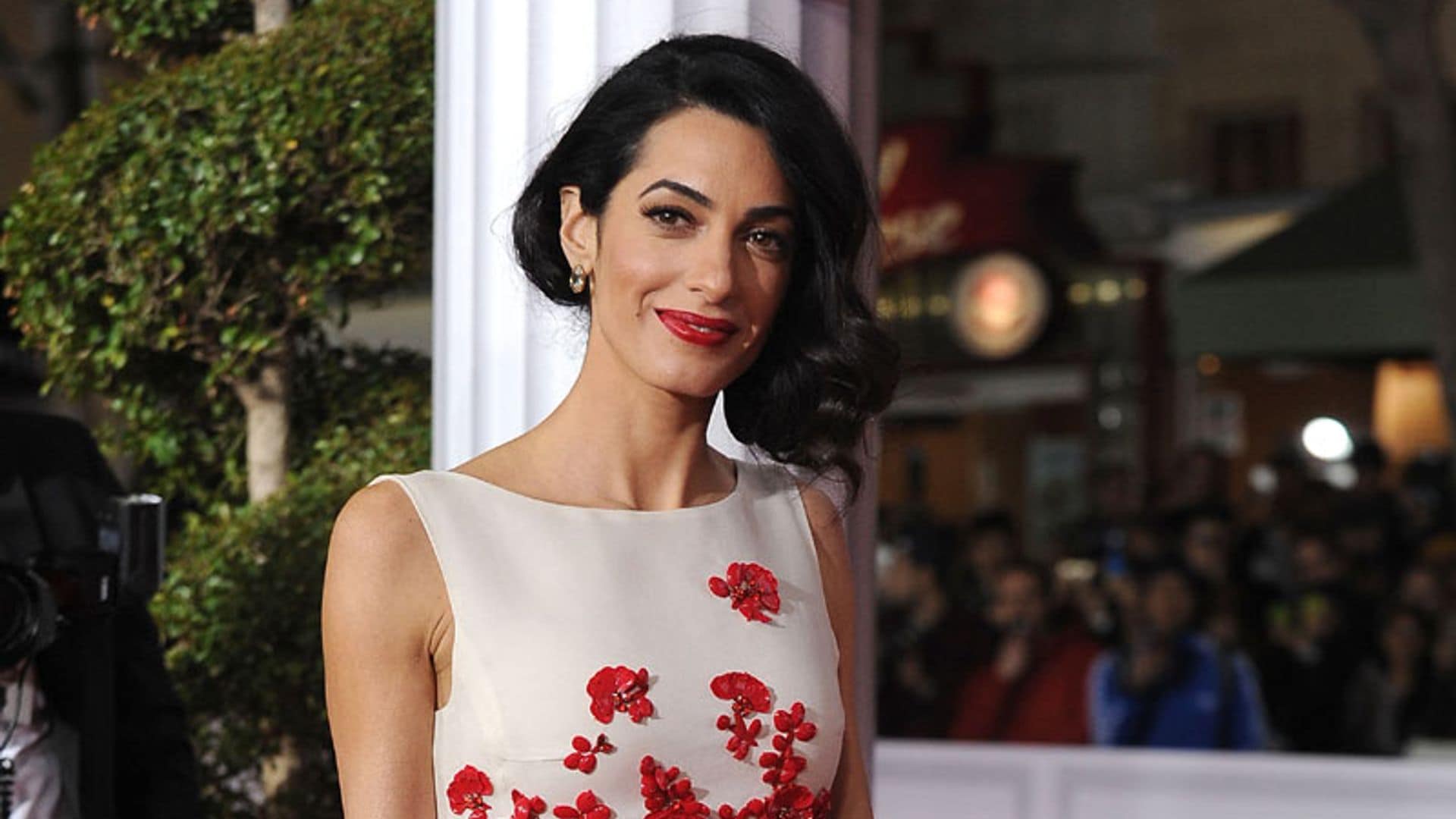 Amal Clooney: cuando recuperar vestidos de hace medio siglo se convierte en una pasión