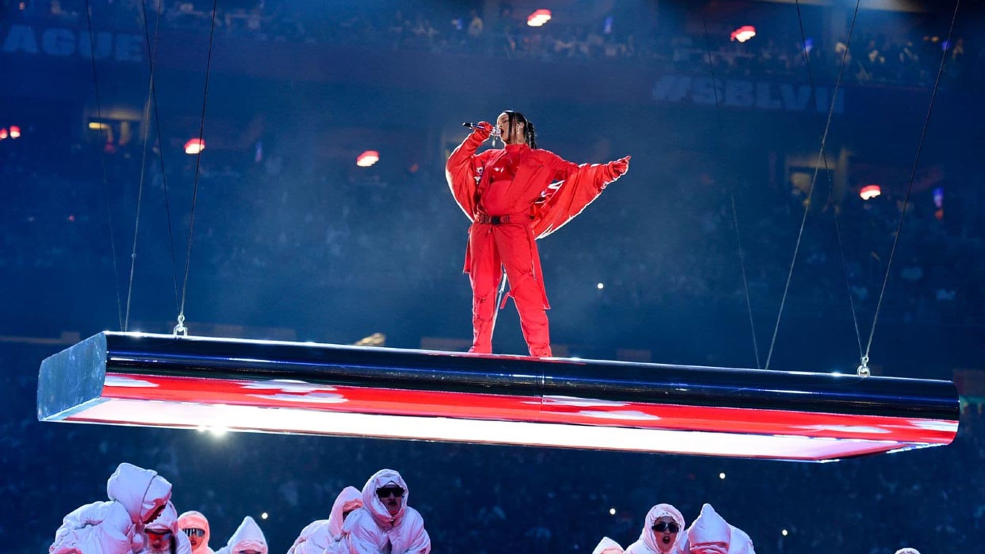 Los secretos de los escenarios flotantes con los que Rihanna impresionó a todos en la Super Bowl