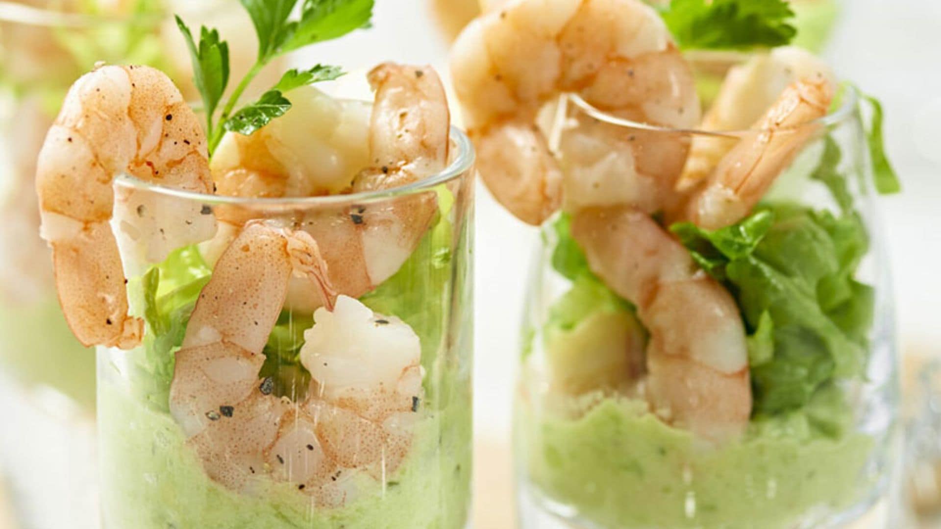 Aperitivo de gambas con puré de aguacate