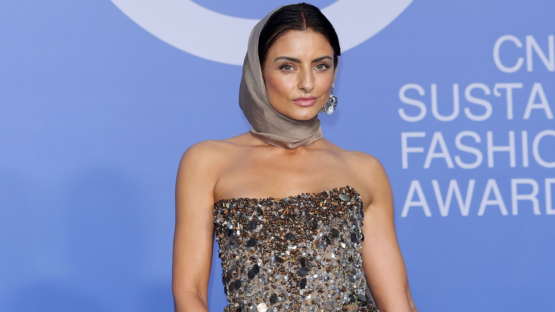 El innovador vestido de Aislinn Derbez elaborado con plantas reales