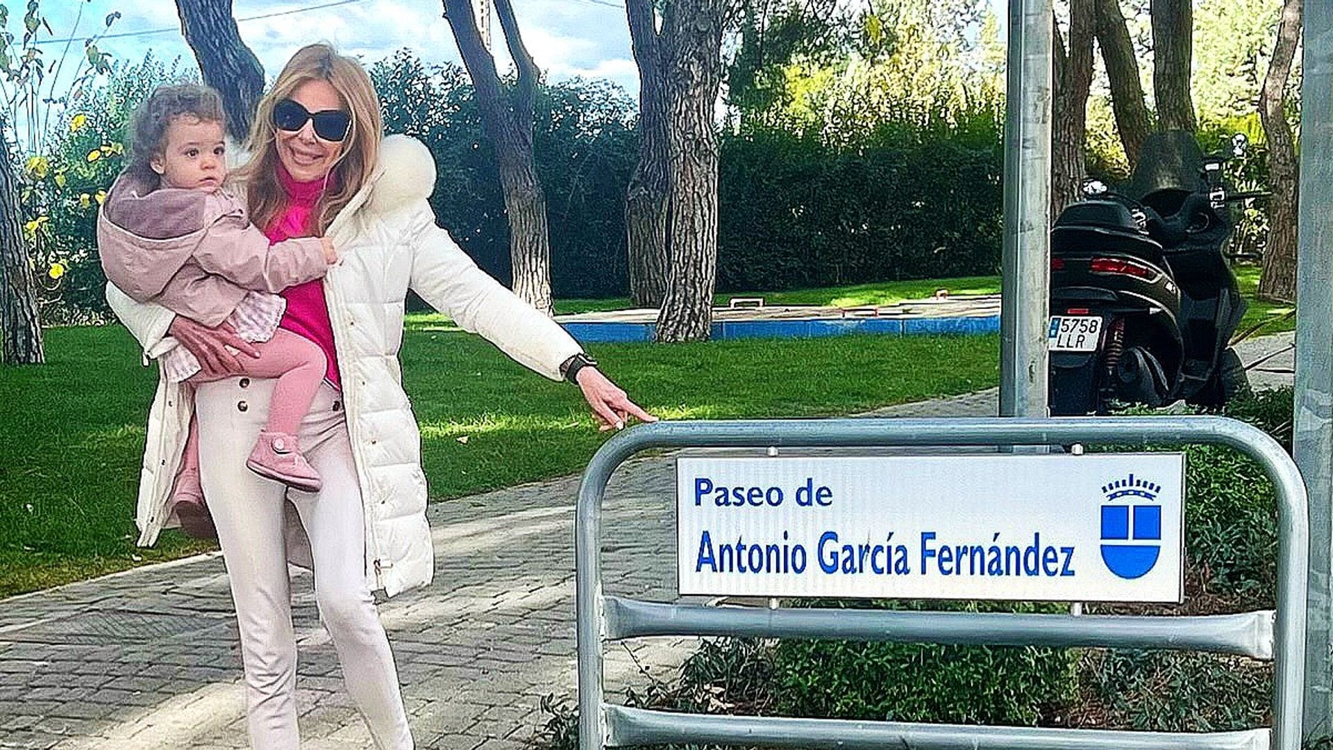 La emocionante visita de Ana Obregón, junto a su hija Anita, al paseo en honor a su padre, Antonio García