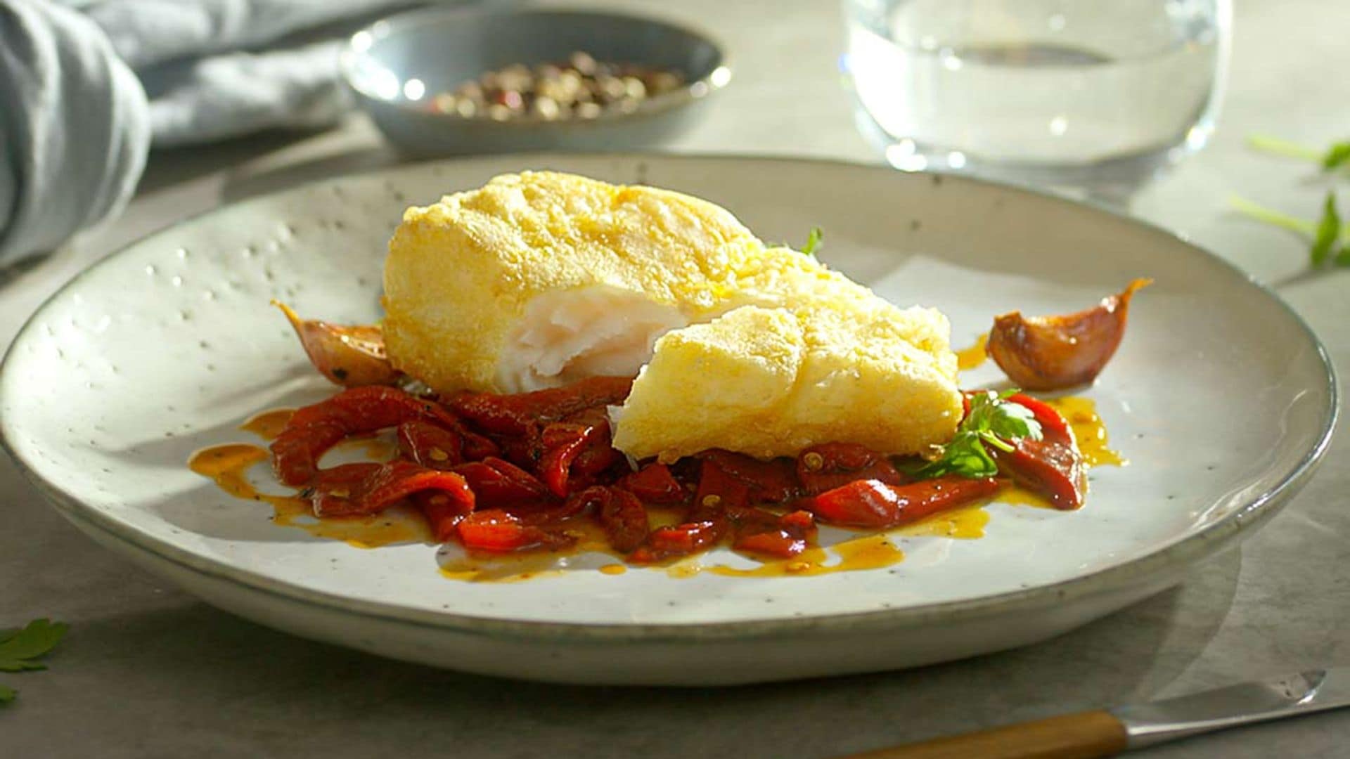 Bacalao fresco rebozado y servido con pimientos de piquillo