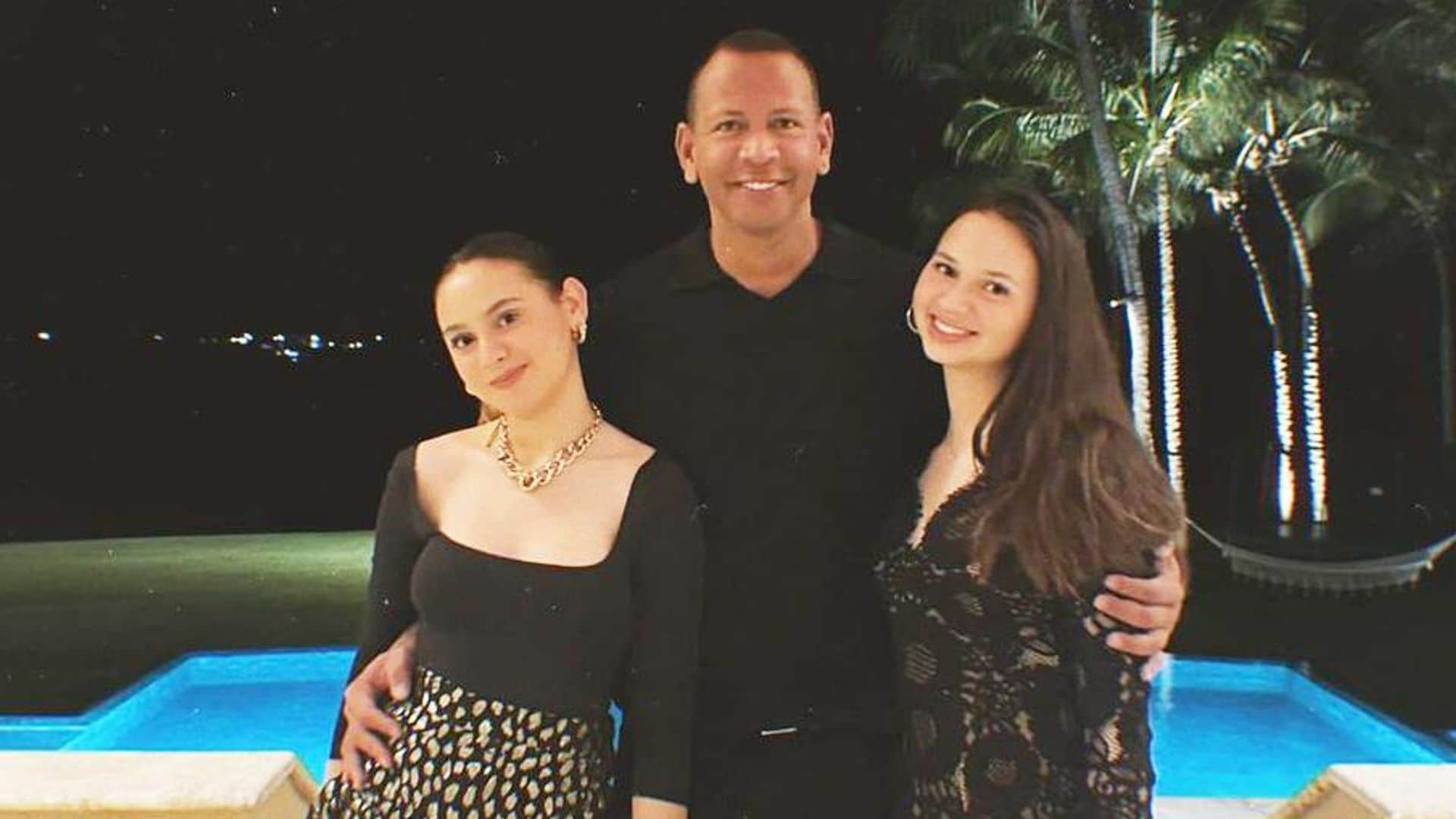 Alex Rodriguez y sus hijas disfrutan de República Dominicana y sorprenden con un mensaje en español