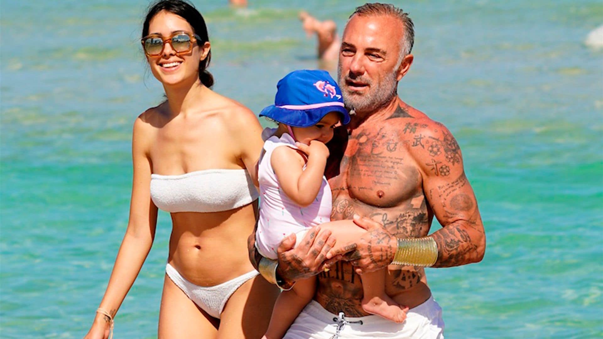 Gianluca Vacchi y Sharon Fonseca, espectaculares en las playas de Miami con su hija, Blu Jerusalema