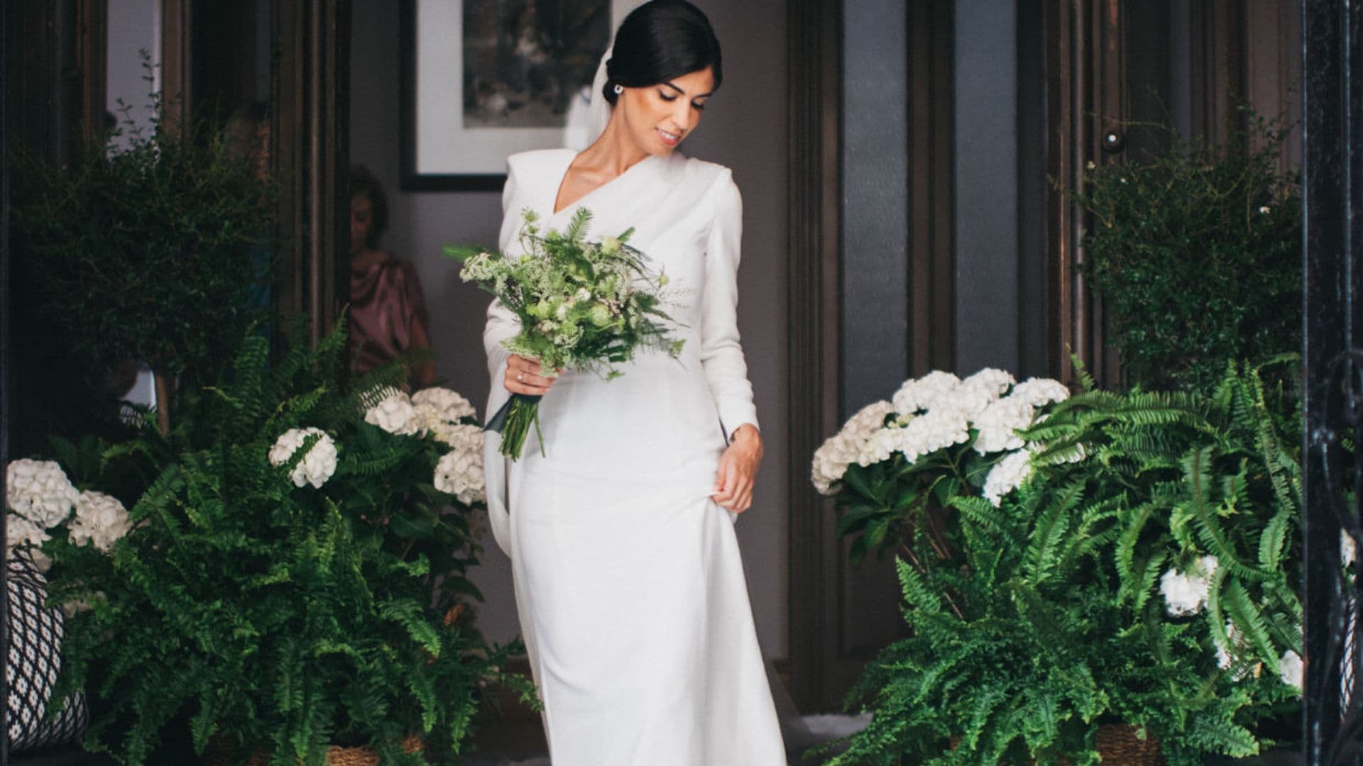 La boda asturiana de Esther, la novia del vestido sencillo con escote asimétrico y los zapatos-joya