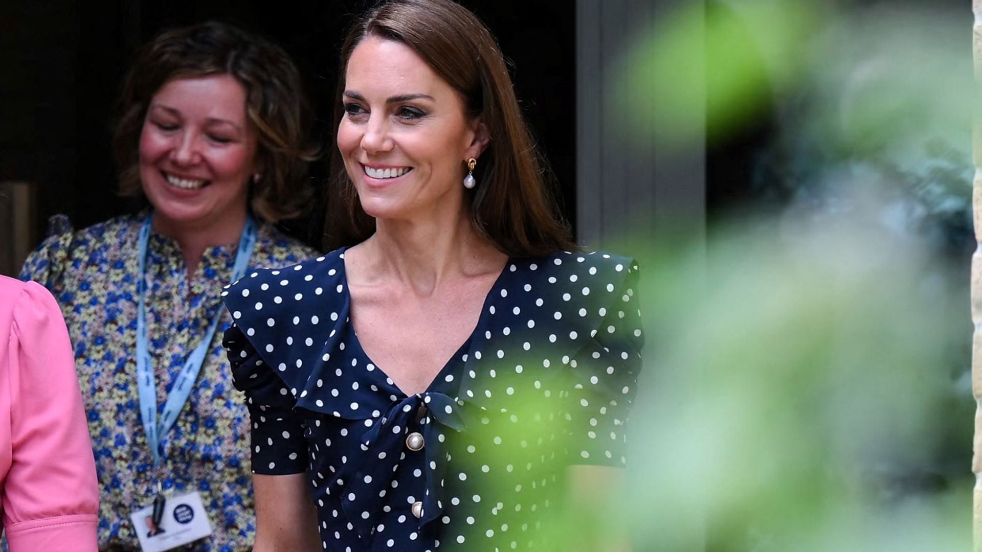 La princesa de Gales recicla su vestido péplum de lunares con unos pendientes de perla barroca