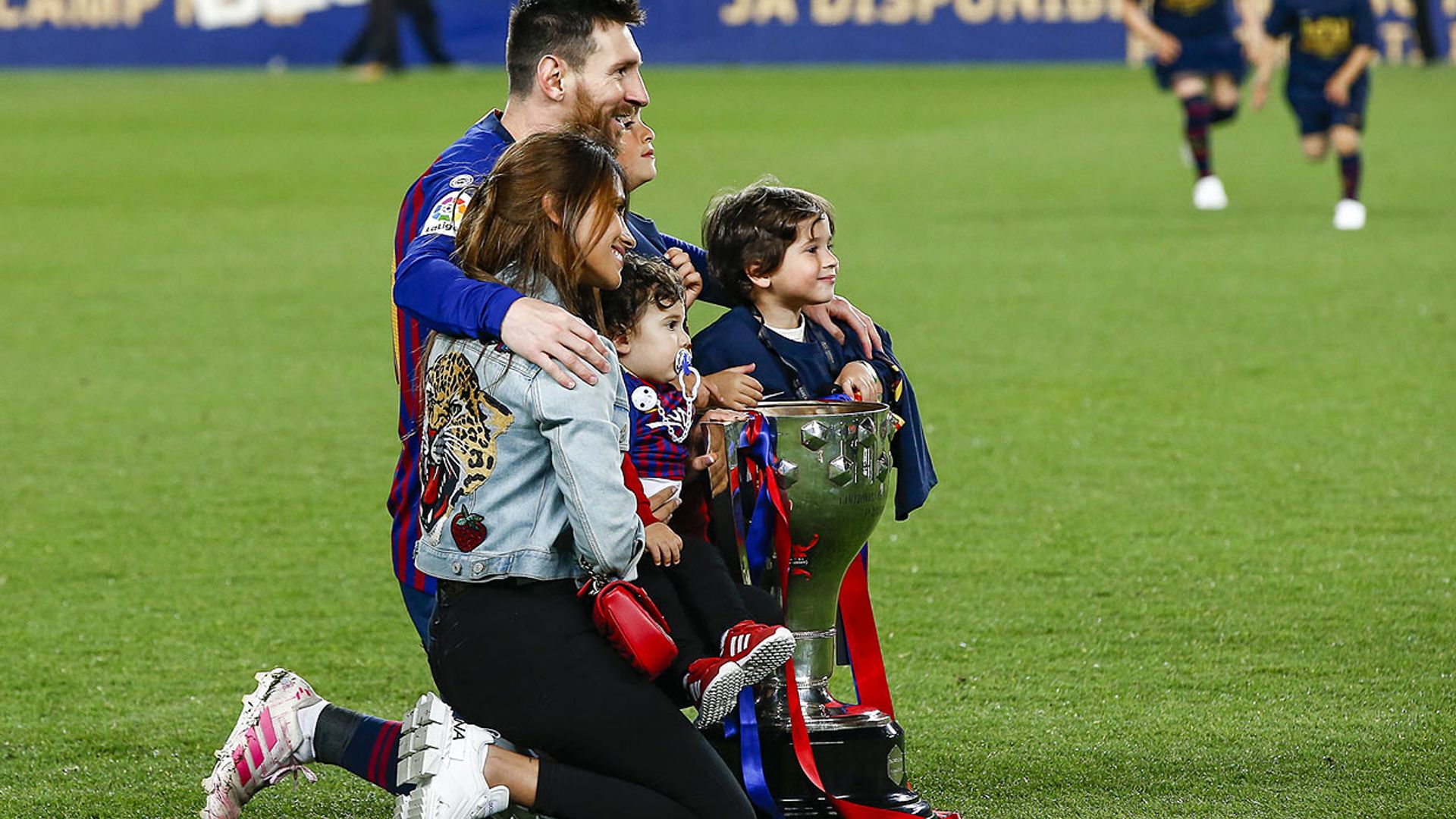 ¡Campeones! Shakira y Antonela Roccuzzo celebran con sus pequeños el título azulgrana