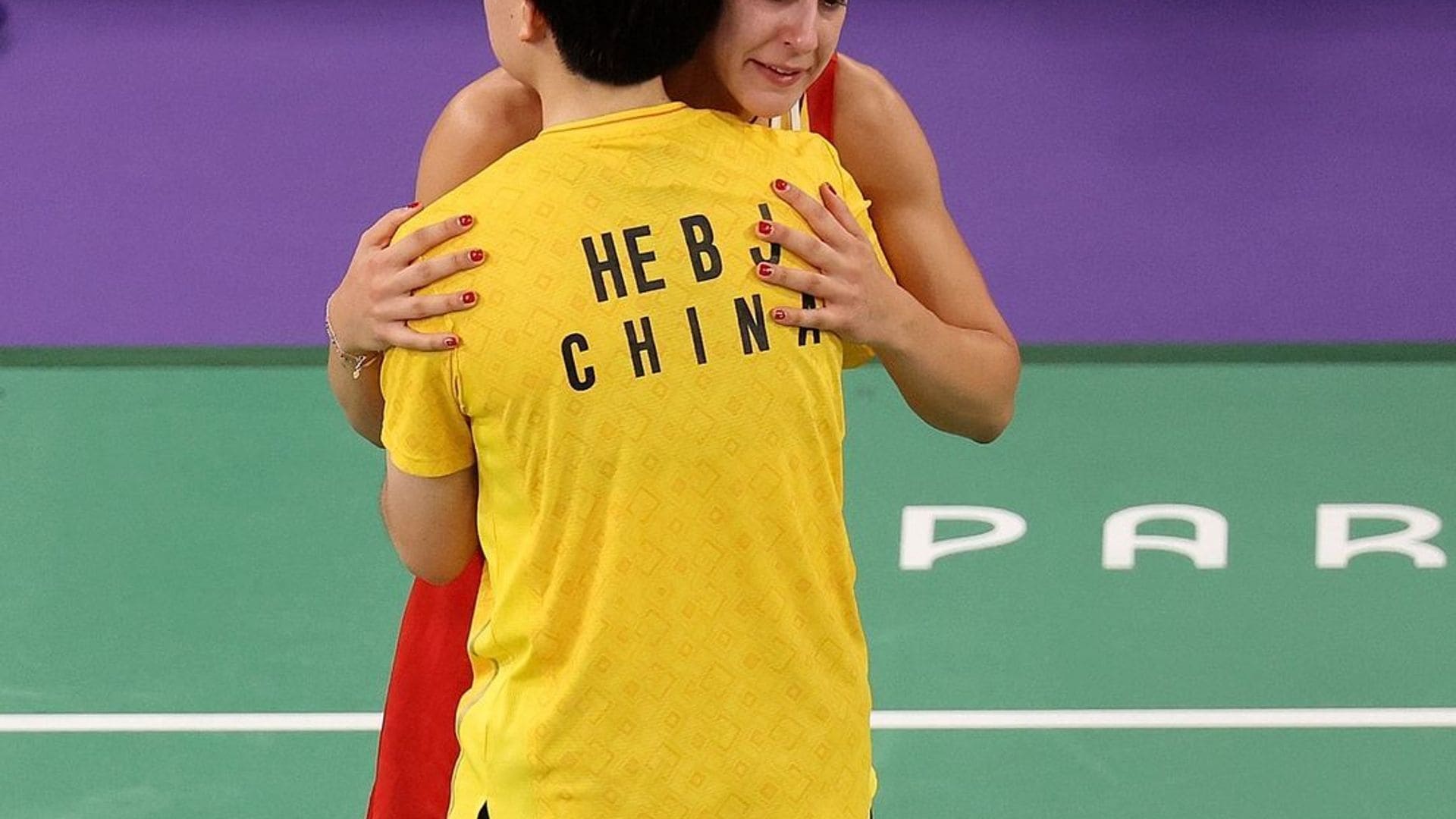 El precioso gesto de la contrincante de Carolina Marin al recoger su medalla