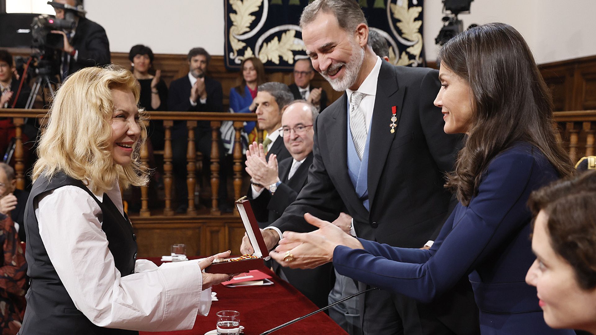 Los Reyes entregan el Premio Cervantes, que recoge Cecilia Roth en nombre de la galardonada, Cristina Peri Rossi