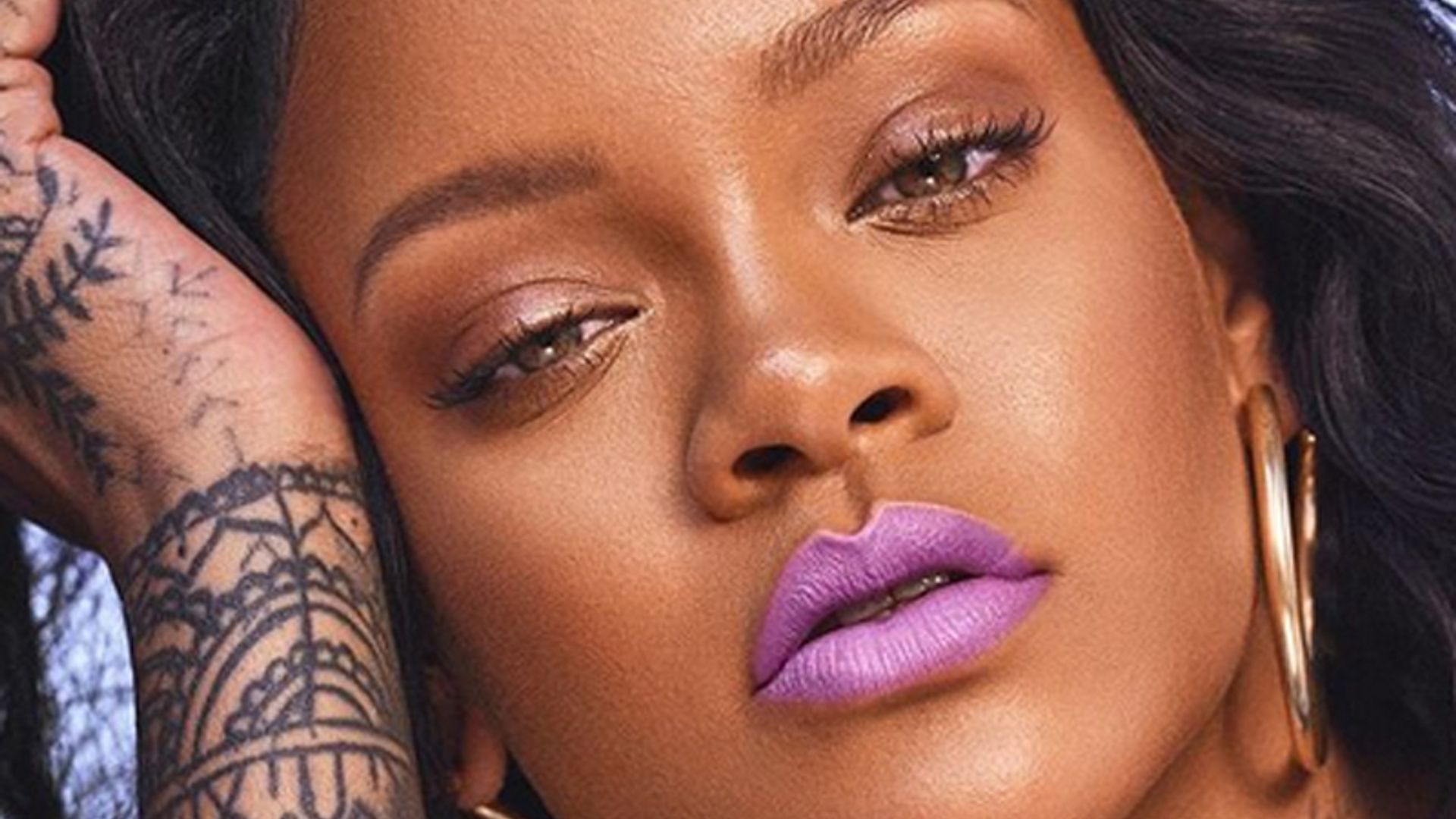 Cinco formas de incluir el 'ultra violet' (color del año) en tus looks por Rihanna & cía