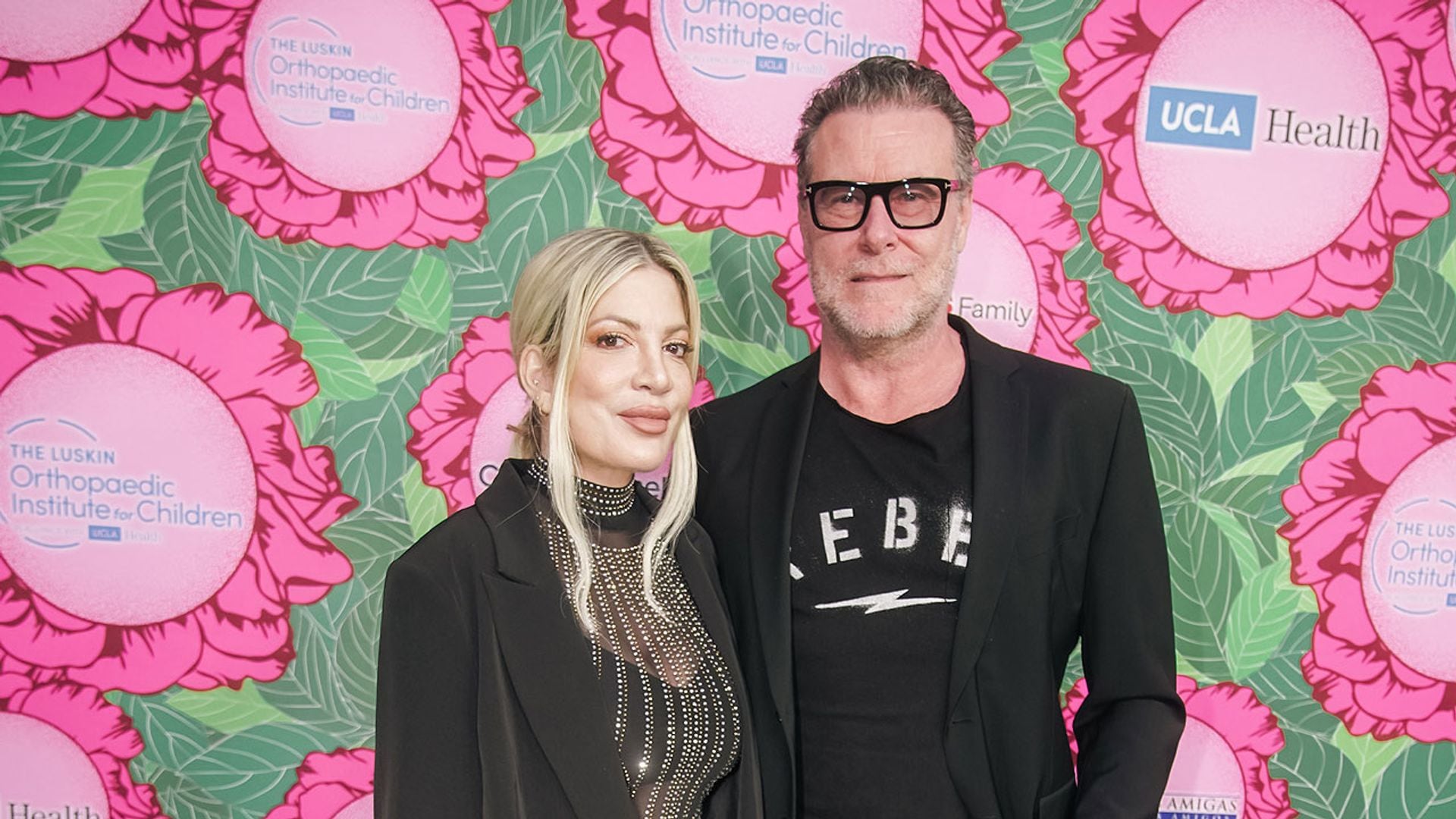 Tori Spelling solicita oficialmente el divorcio de Dean McDremott y se lo comunica en pleno directo desde su podcast