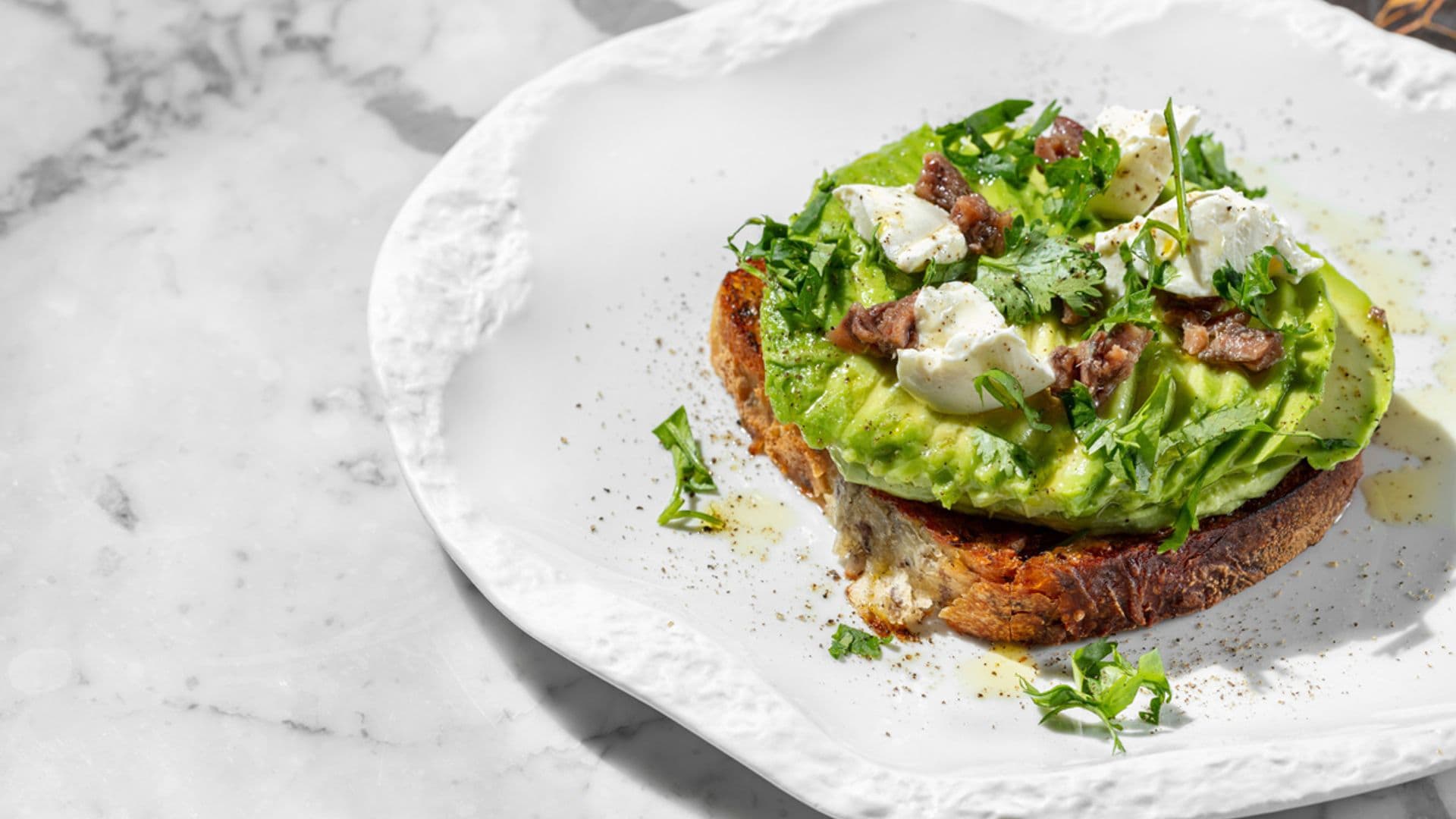 Tosta de aguacate con burrata y anchoas