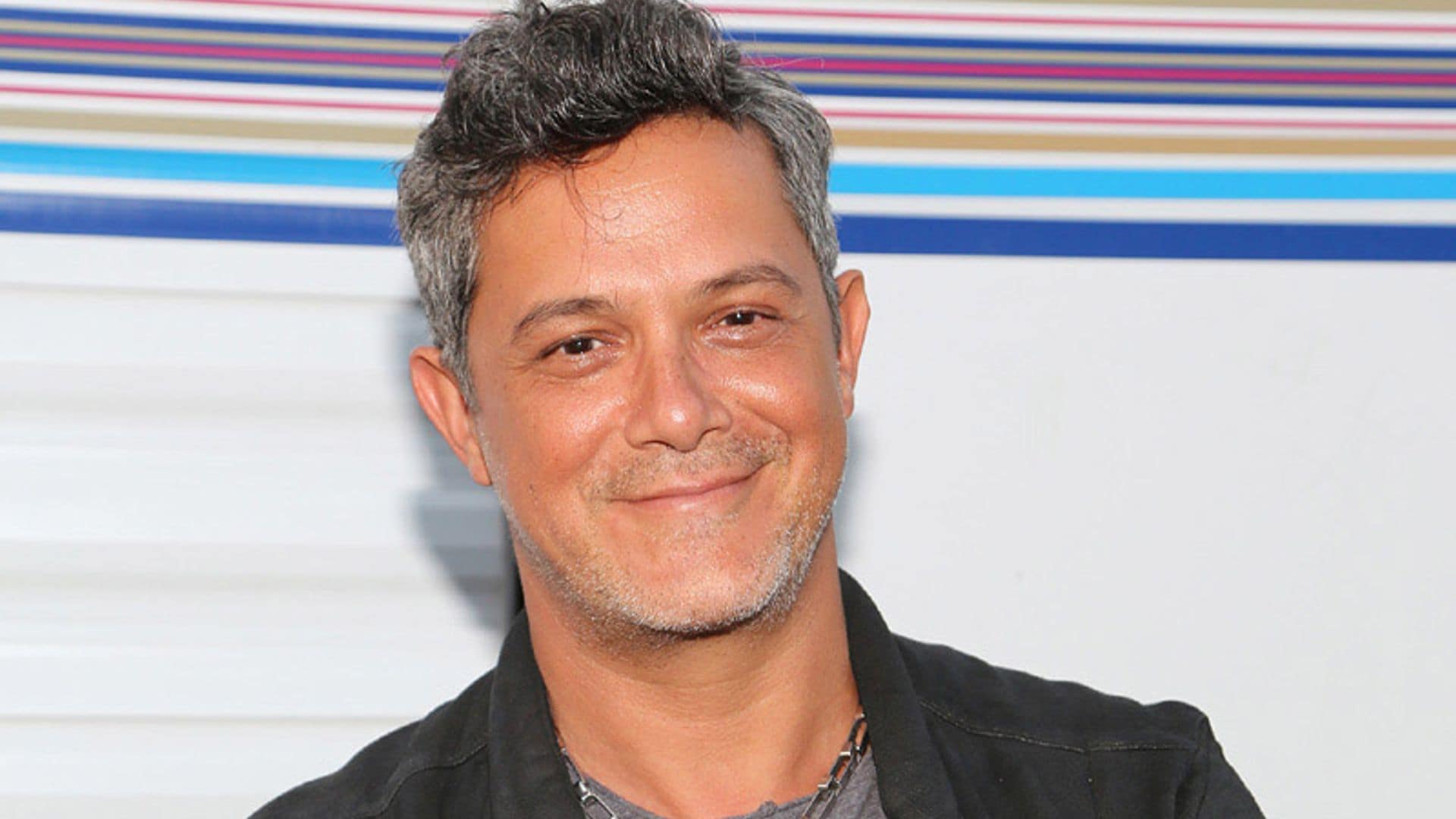 La simpática foto de Alma, la hija de Alejandro Sanz, escuchando el último disco del cantante