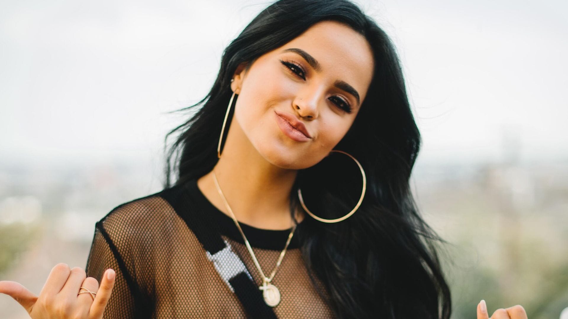 Becky G se sincera con sus fans sobre estar en casa: ‘me está costando mucho’