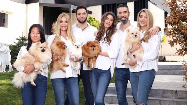 ingrid asensio y fernando sanz en su casa de la moraleja posan con su familia