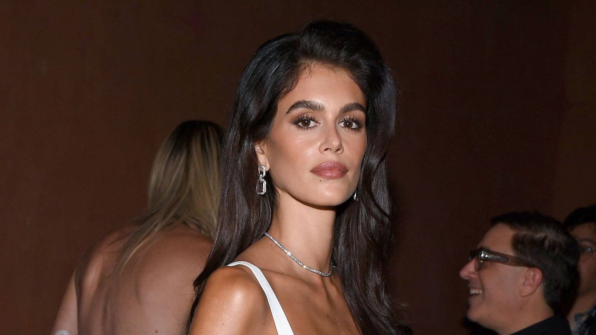 Kaia Gerber rescata el vestido que hizo viral a su madre, Cindy Crawford, en una alfombra roja de 1993