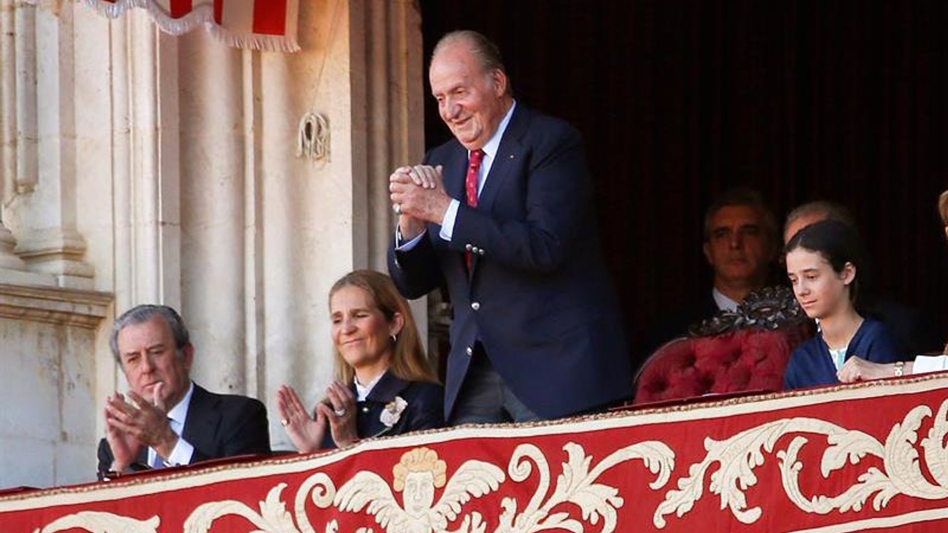 La divertida tarde de toros del rey Juan Carlos con su hija Elena y su nieta