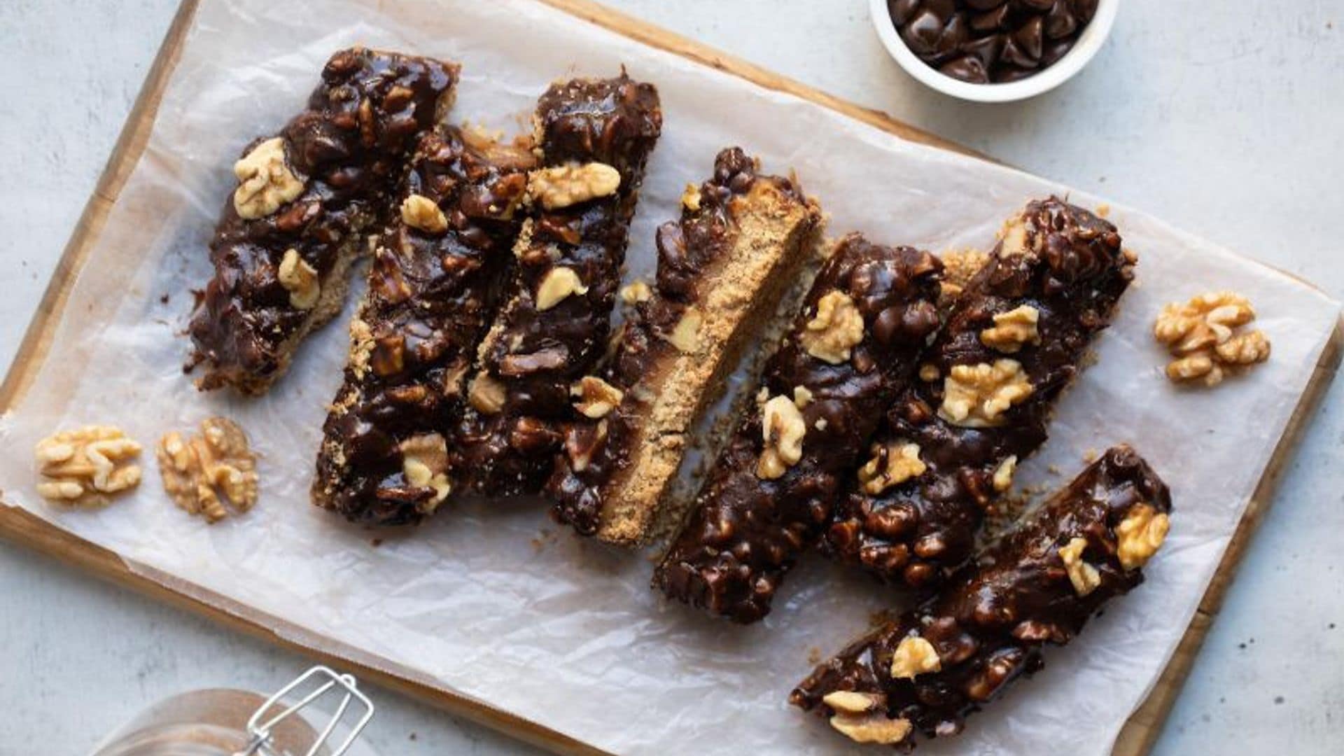 Barritas de chocolate, caramelo y nueces