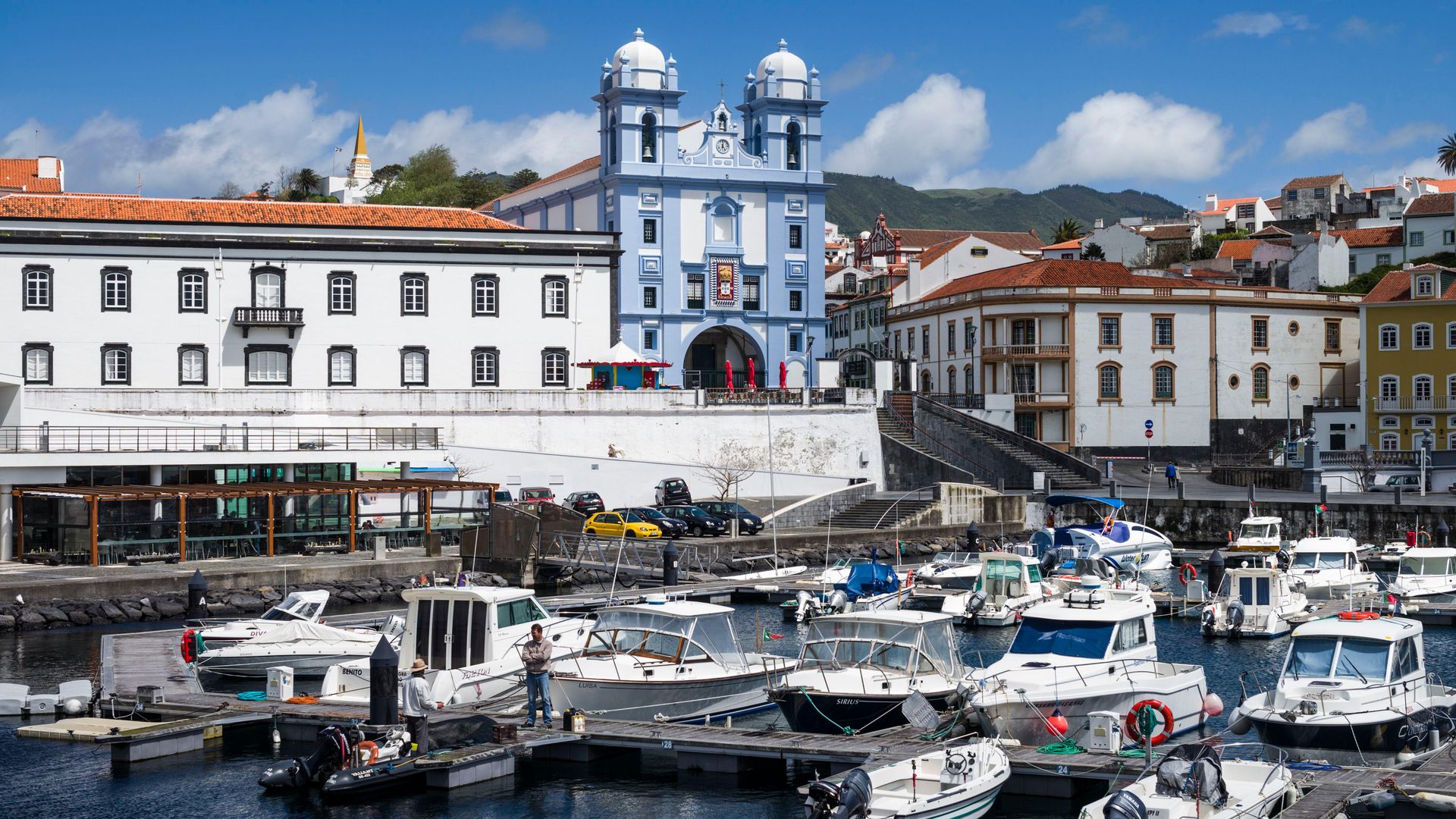 Agra do Heroismo, en la isla de Terceira. Vista de la iglesia de la Misericordia y de la marina.