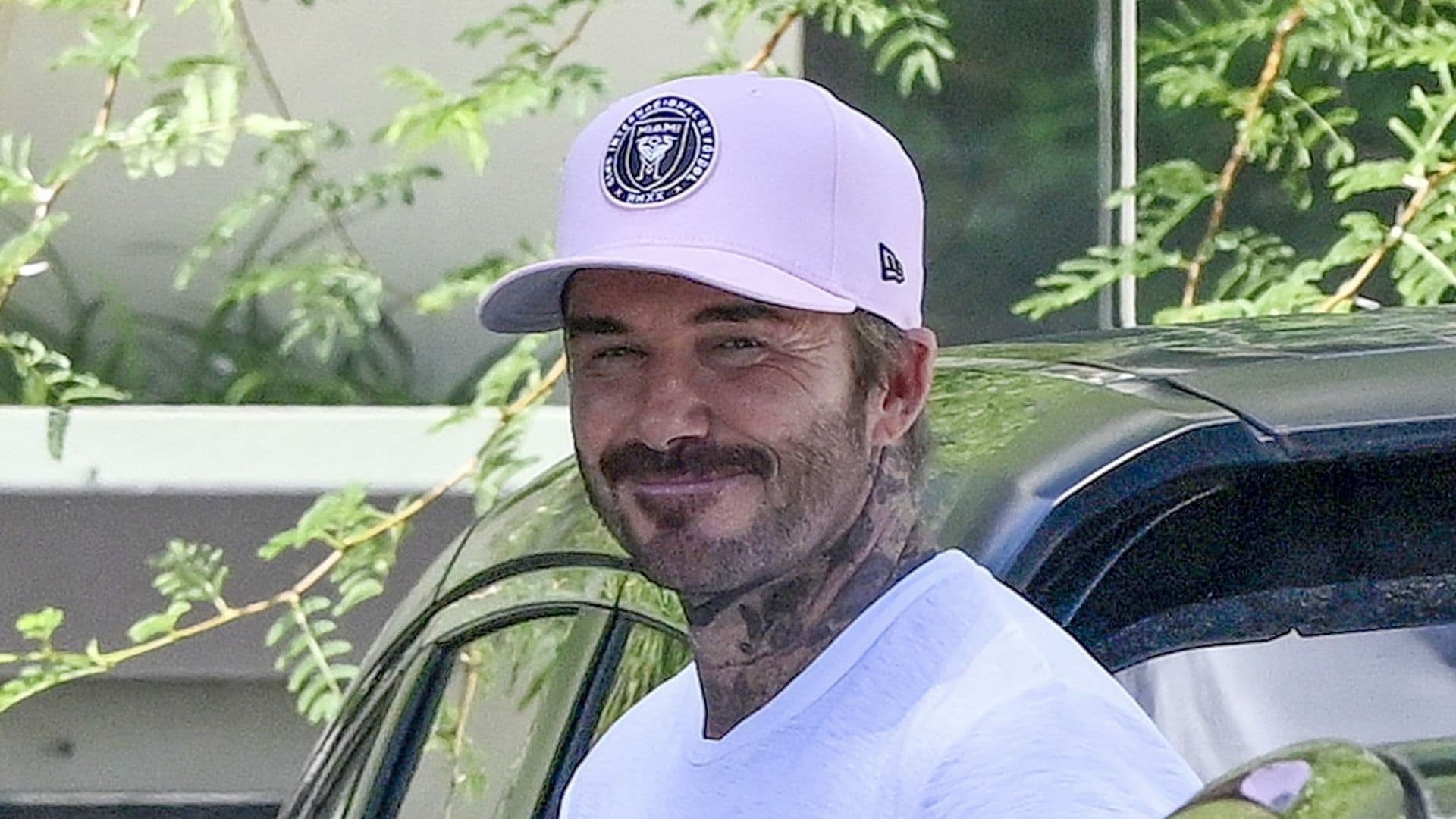 David Beckham es todo sonrisas de visita en su nueva mansión de 77 millones de dólares