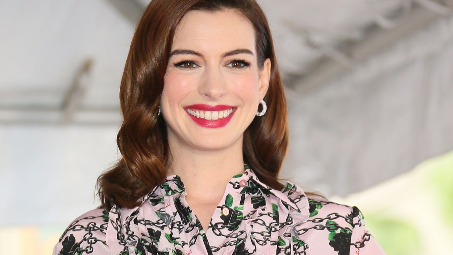 En busca del vestido de invitada premamá con Anne Hathaway y Laura Escanes