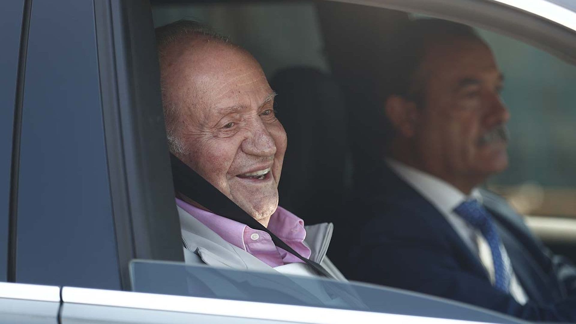 Don Juan Carlos abandona el hospital con muy buen humor