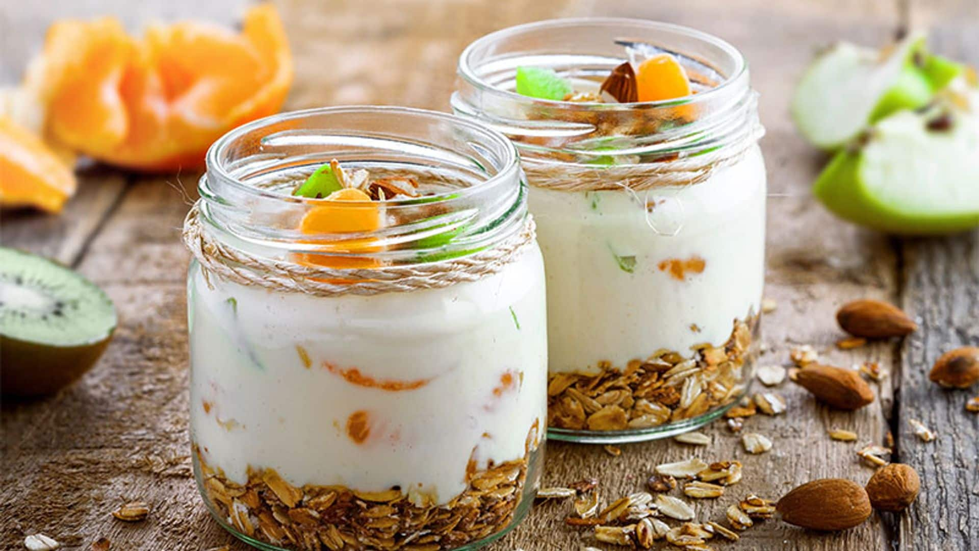 Yogur con granola, fruta y frutos secos