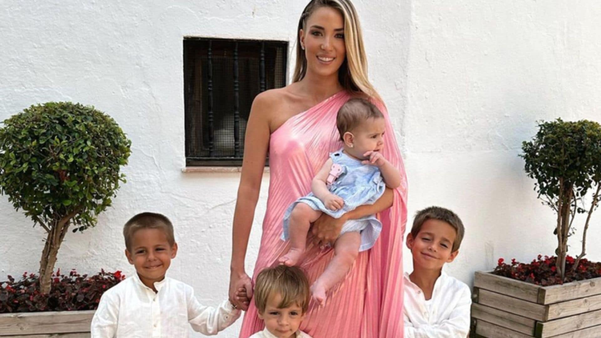 Las imágenes de las primeras vacaciones de Alice Campello y su familia siendo seis en Marbella