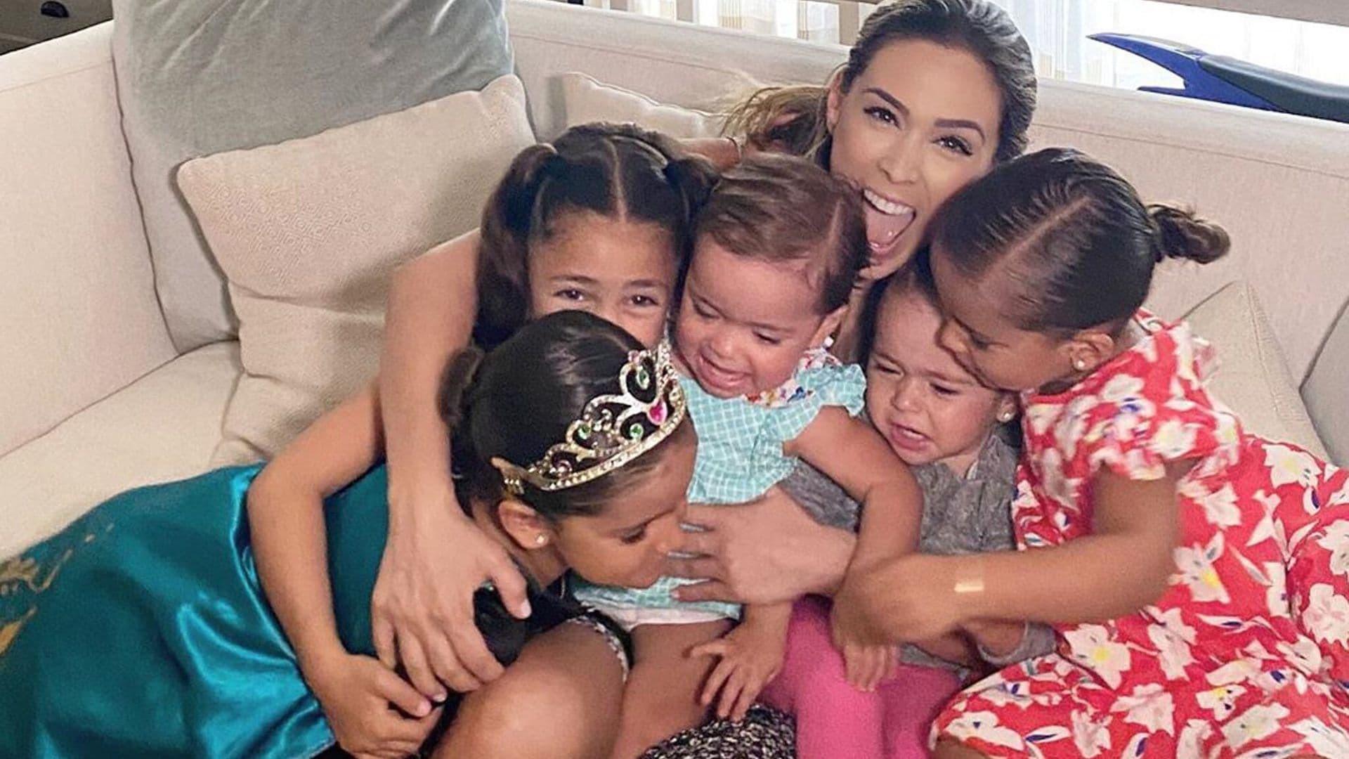 Jacky Bracamontes cuenta cómo son las peleas de sus hijas en casa, y así las resuelve