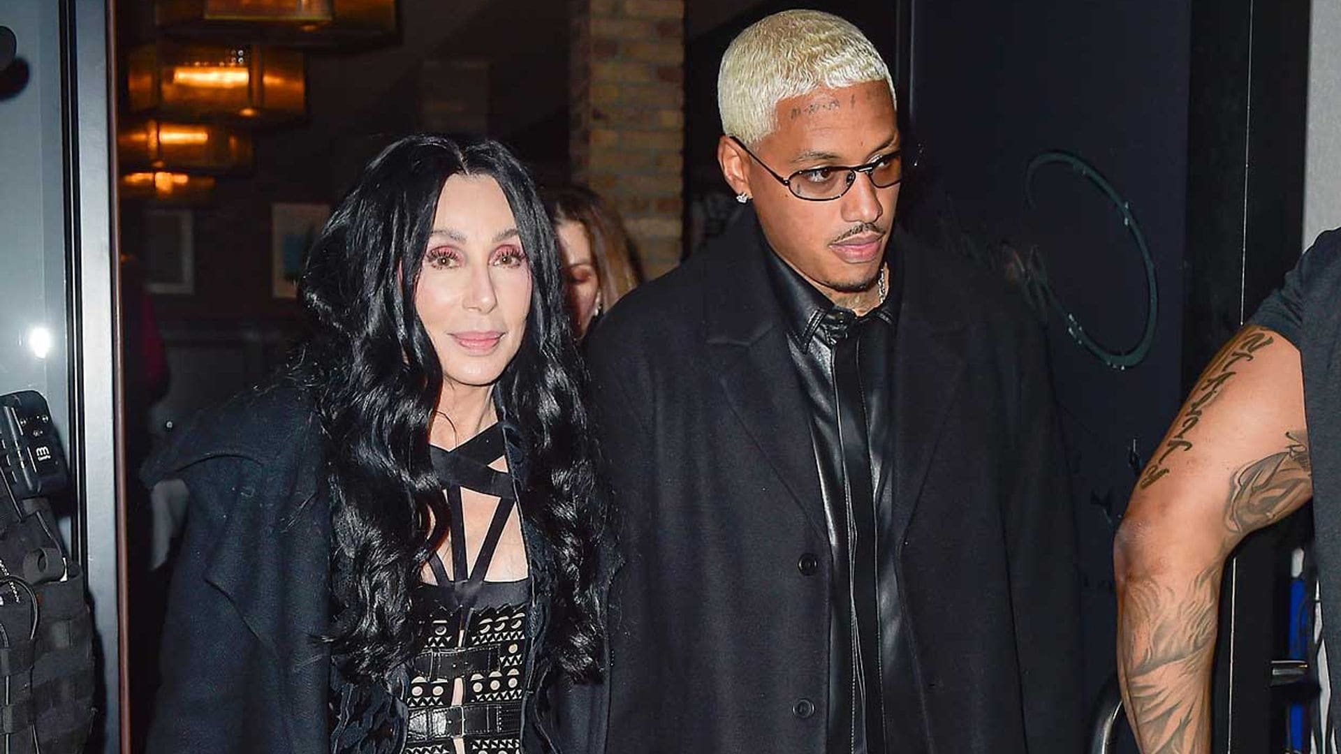 Cher, de 76 años, defiende su relación con Alexander Edwards, un controvertido productor 40 años menor