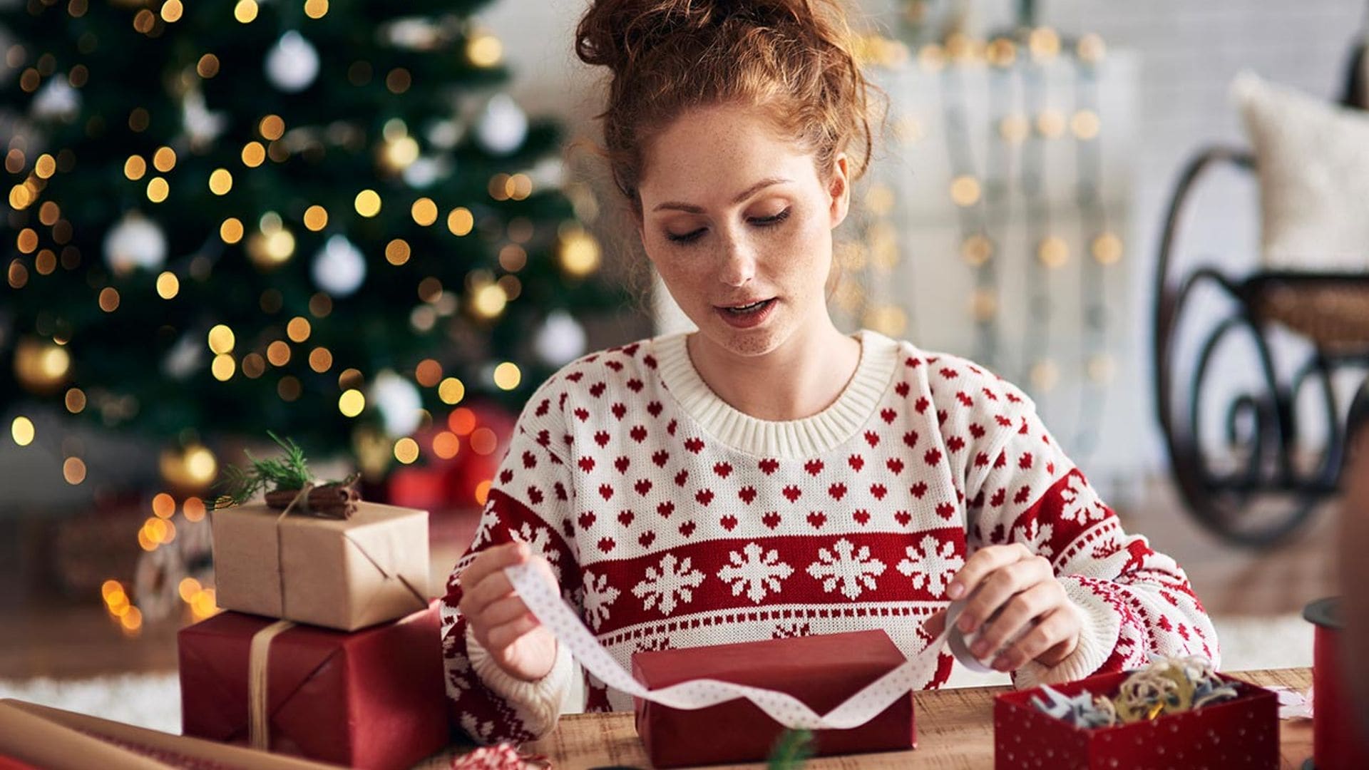 mujer envolviendo regalo