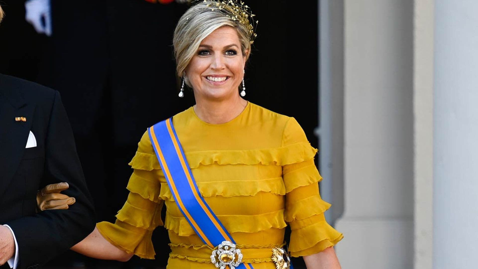 Amarillo y de volantes: Máxima brilla con su primer vestido de gala en 7 meses