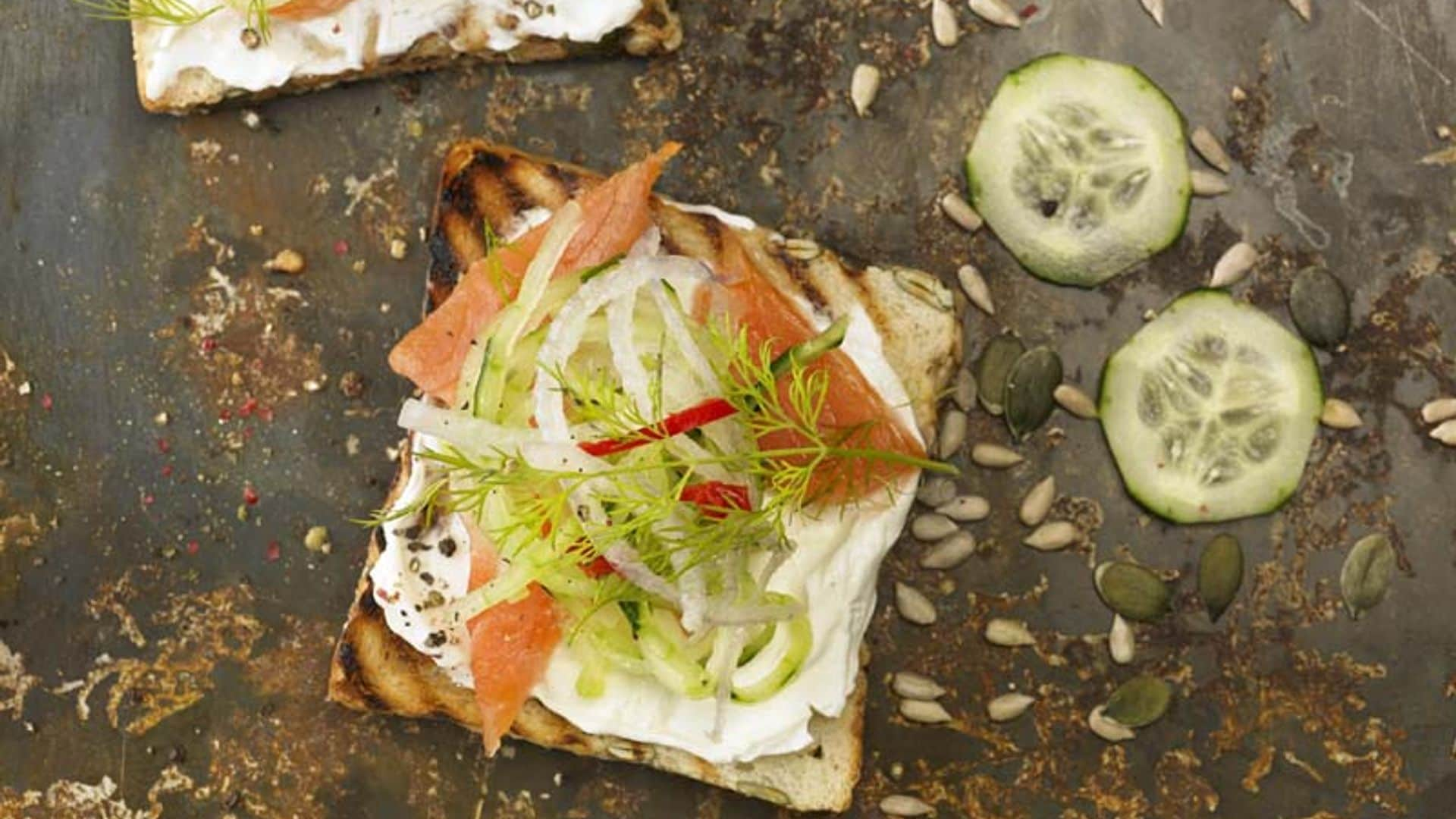 tosta salmon ahumado pepino