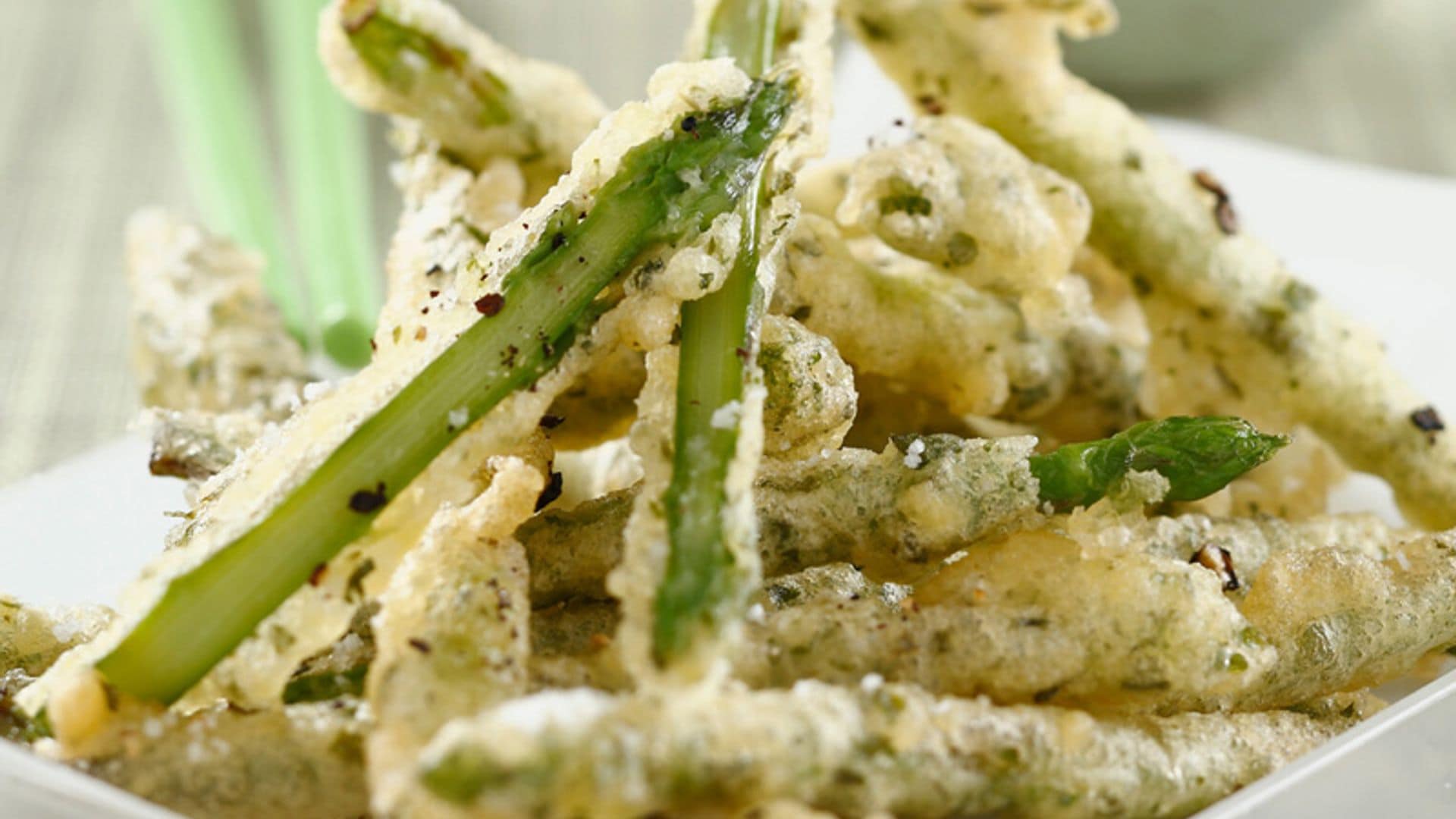 Espárragos verdes en tempura al té 'matcha'