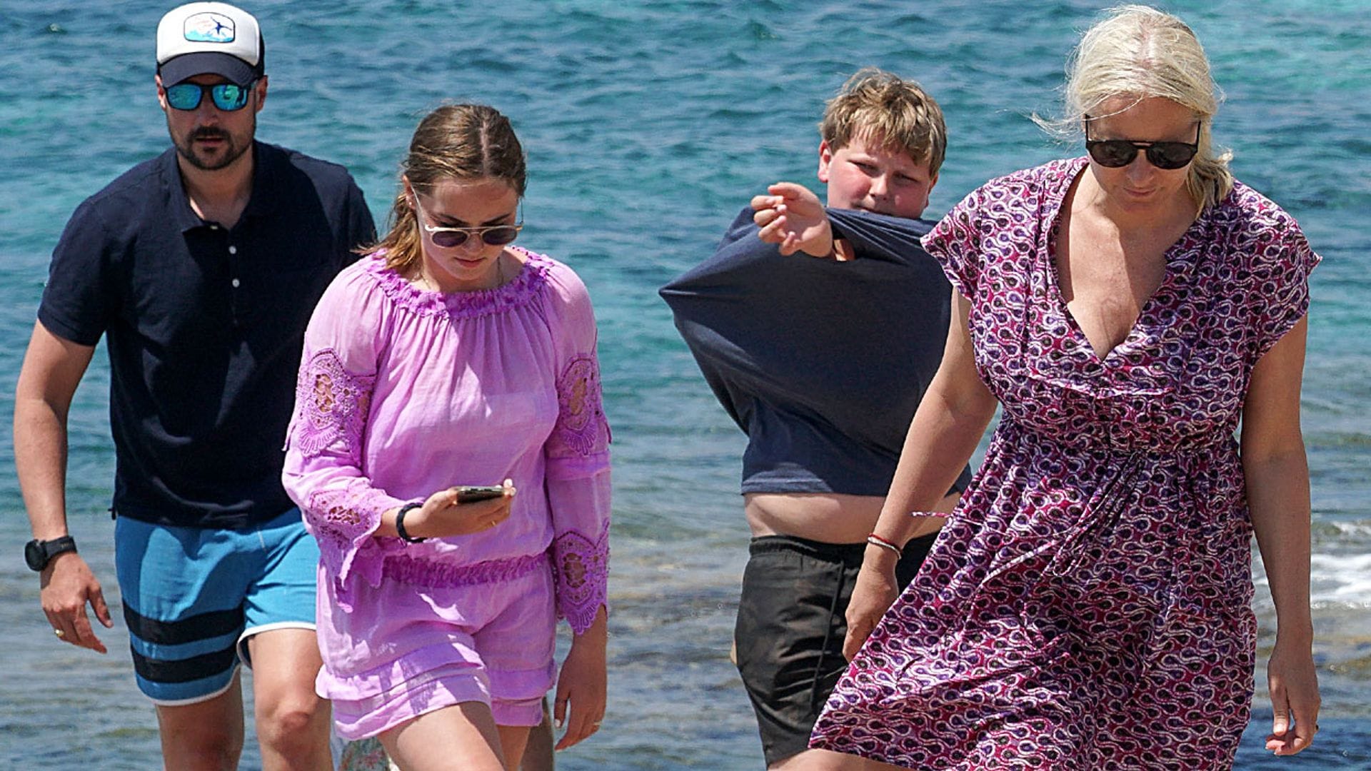 Haakon y Mette-Marit de Noruega disfrutan con sus hijos de las cristalinas aguas de Formentera