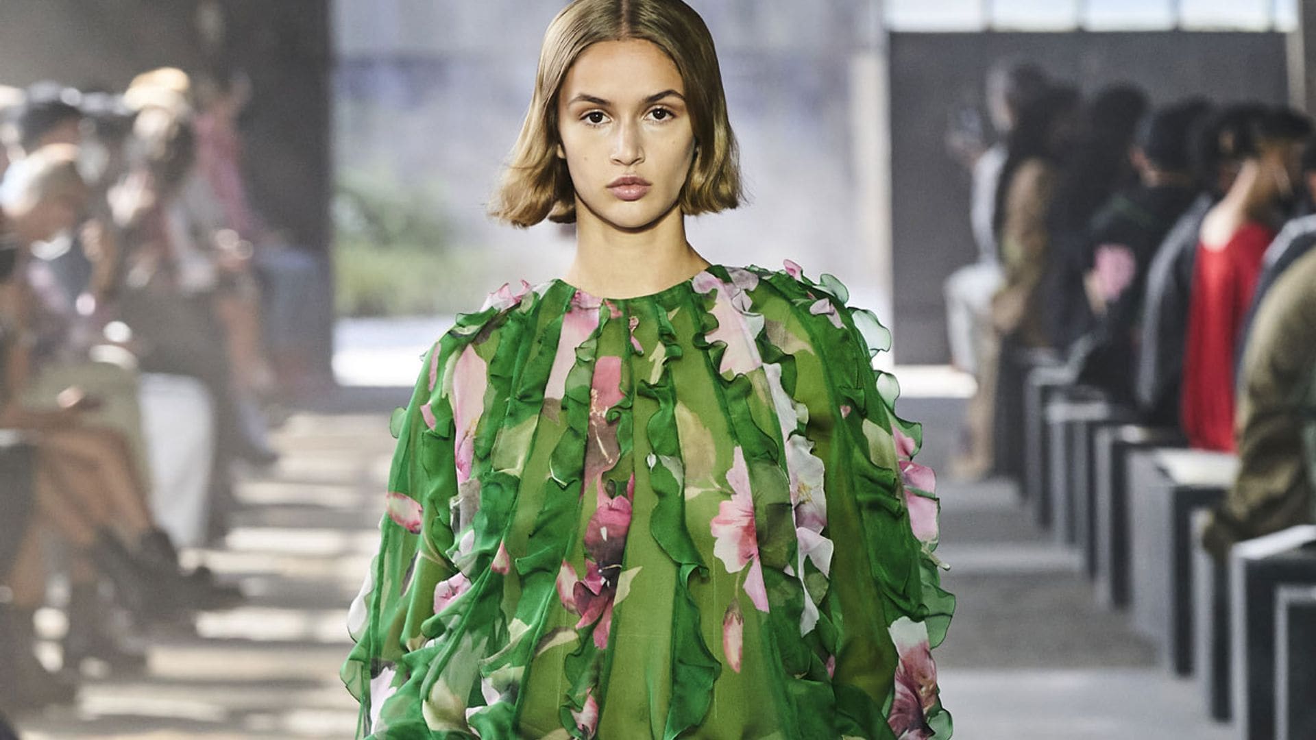 Flores, minifaldas y brocados dominan las propuestas de Valentino para la próxima primavera