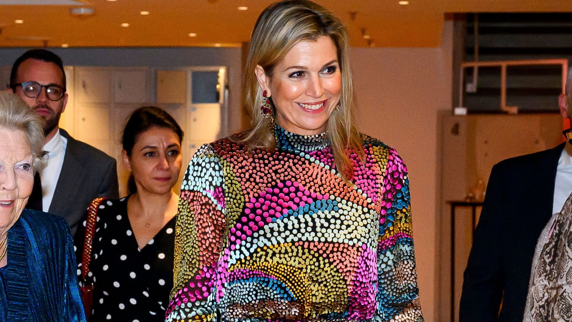 Máxima rescata su original vestido de estampado puntillista y volantes en clave multicolor