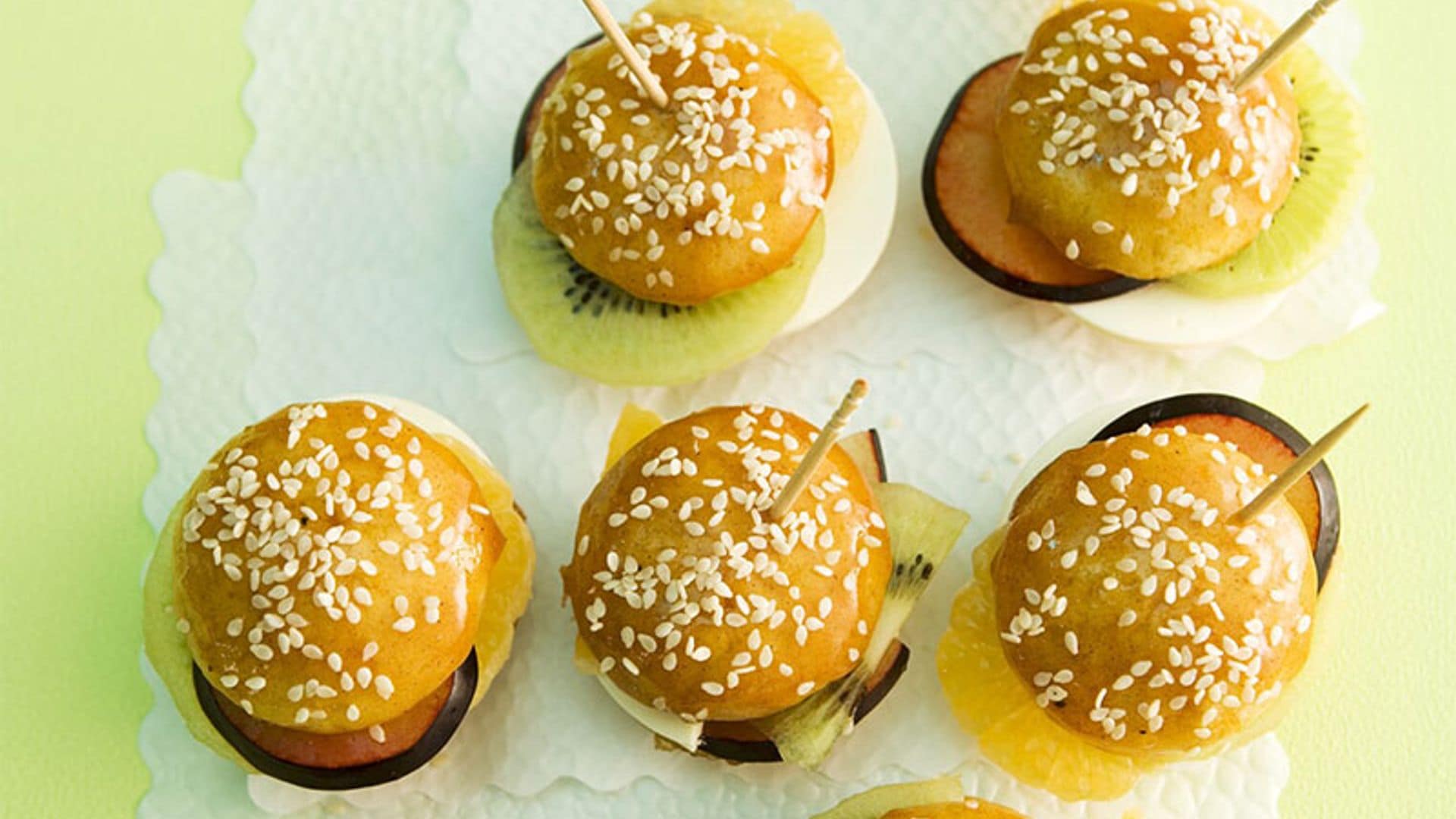 'Mini-hamburguesas' de fruta y queso con kétchup de kiwi