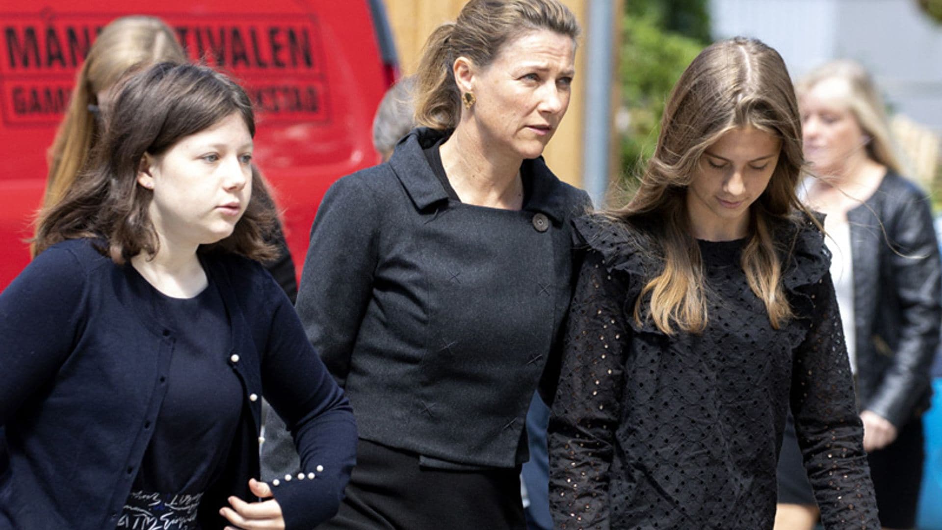 Marta Luisa de Noruega, muy afectada y con sus tres hijas, en el funeral de su profesor de equitación