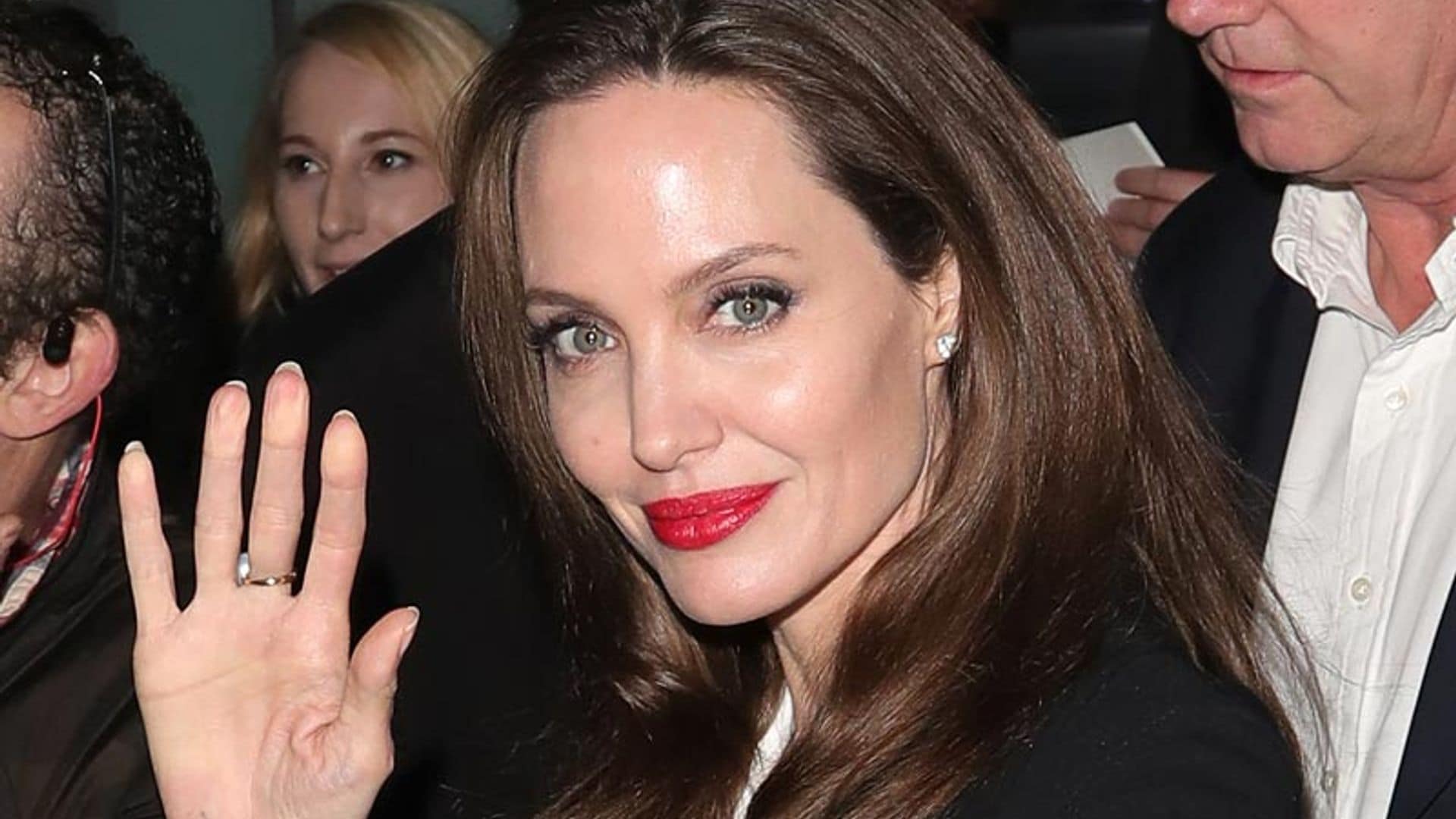 La hija pequeña de Angelina Jolie y Brad Pitt estrena gafas graduadas