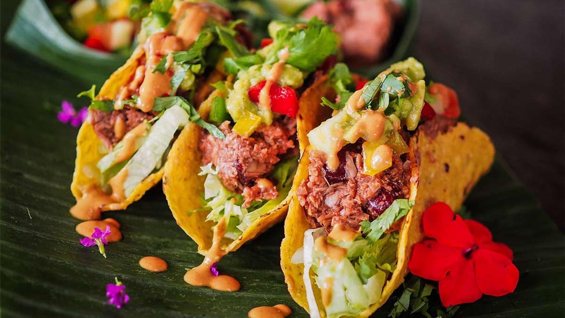 Tacos de jackfruit con salsa al pimentón picante