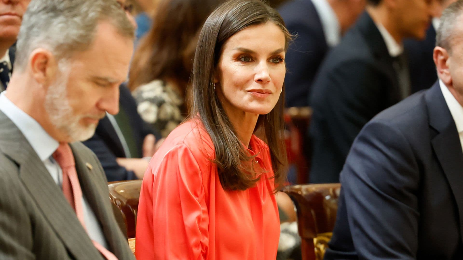 La cañera falda de cuero rosa de la Reina, un estreno con anécdota