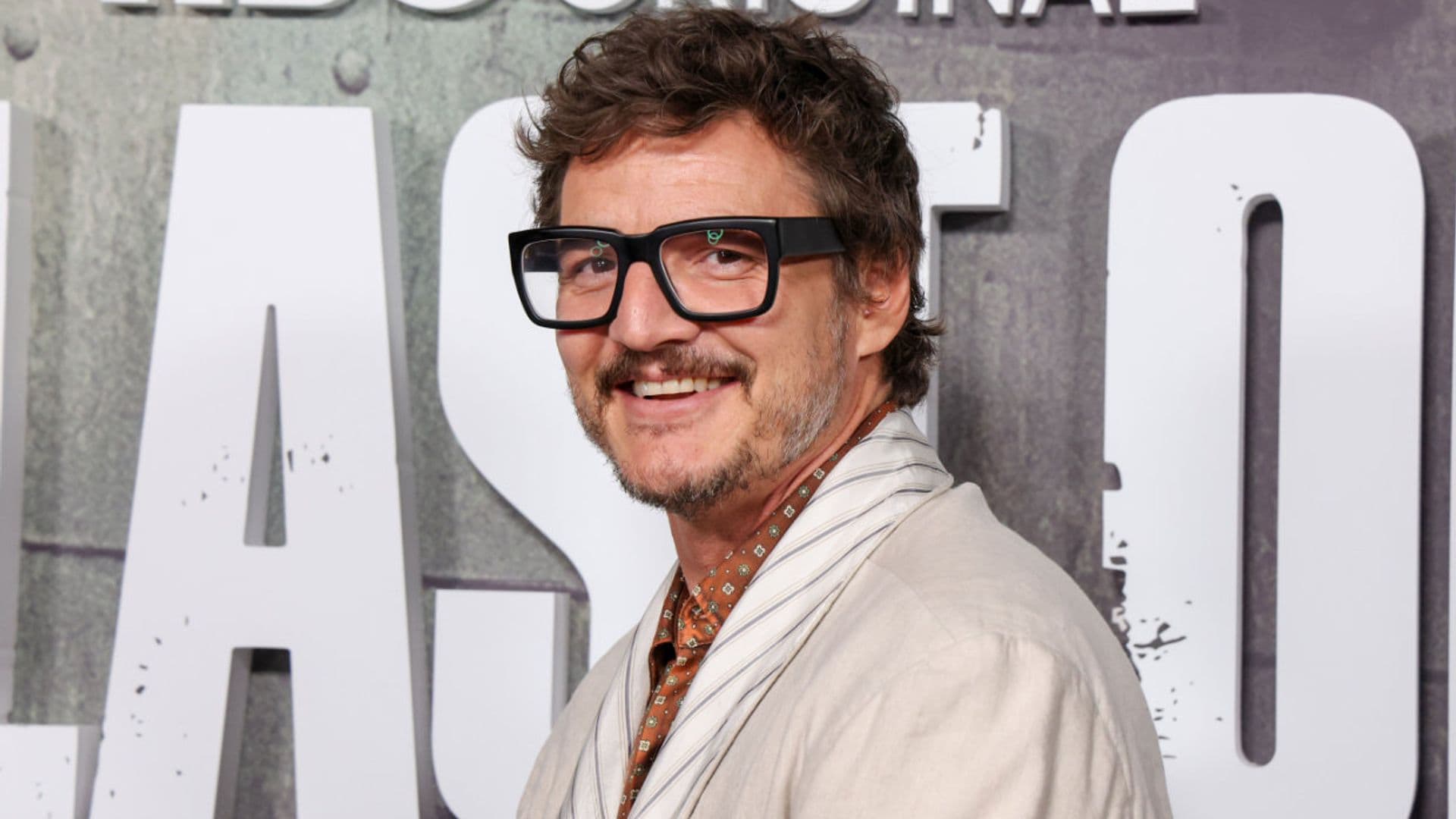 Con bata y pijama: así ha asistido Pedro Pascal a la fiesta de 'The last of us' en Los Ángeles