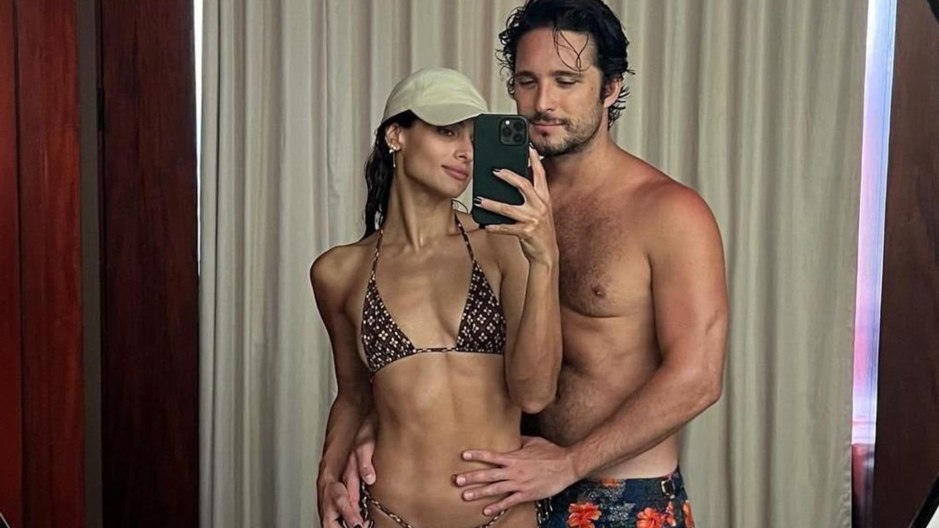 Renata Notni y Diego Boneta presumen sus cuerpazos en una romántica escapada a la playa