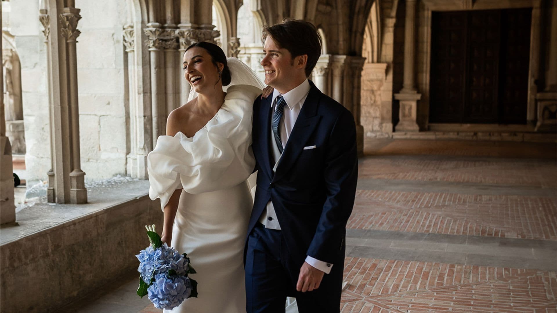 Nora, la novia que se casó en Pamplona con un vestido desmontable de escote 'nube' en homenaje a sus padres